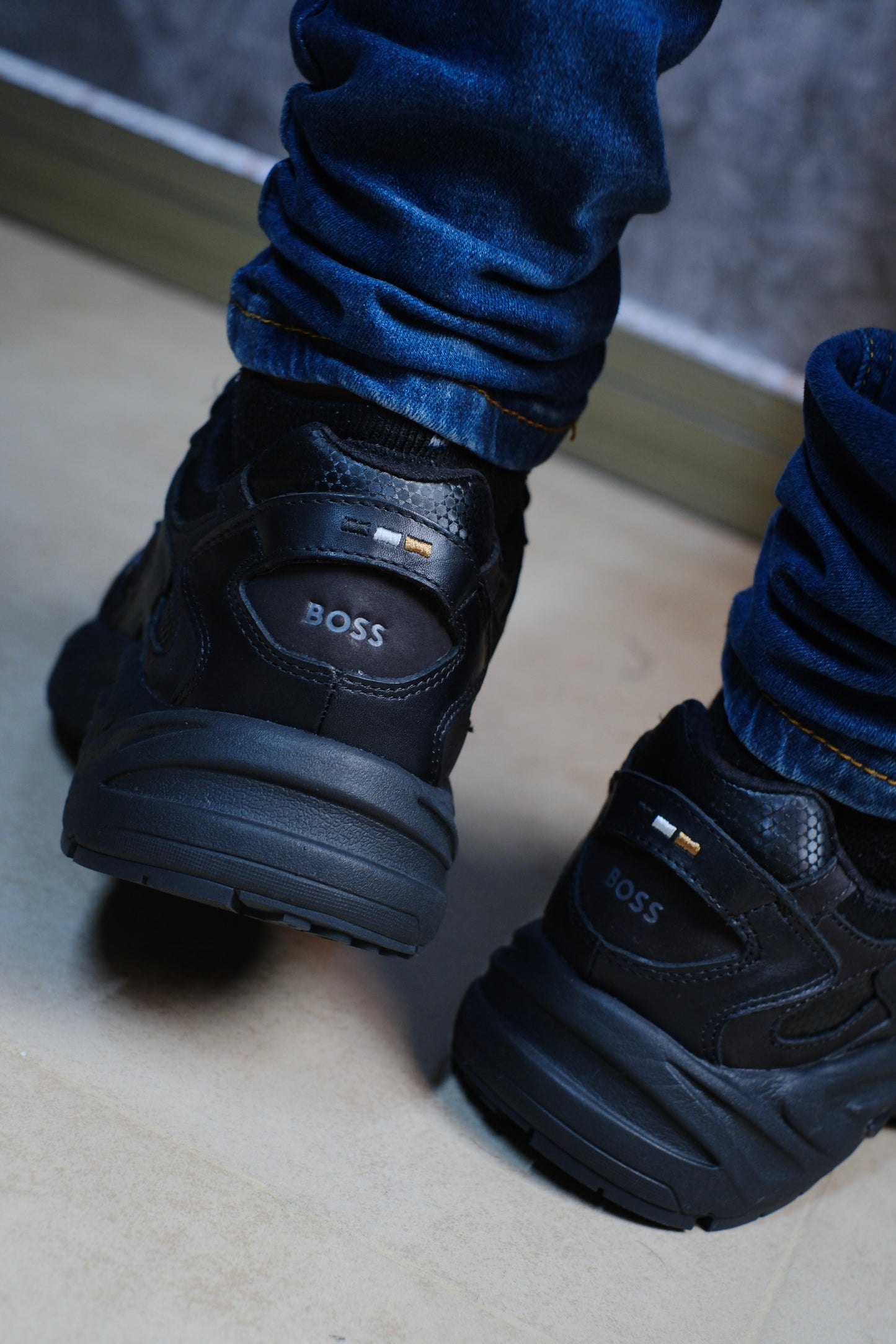 Tenis HUG Negros Logo Gris