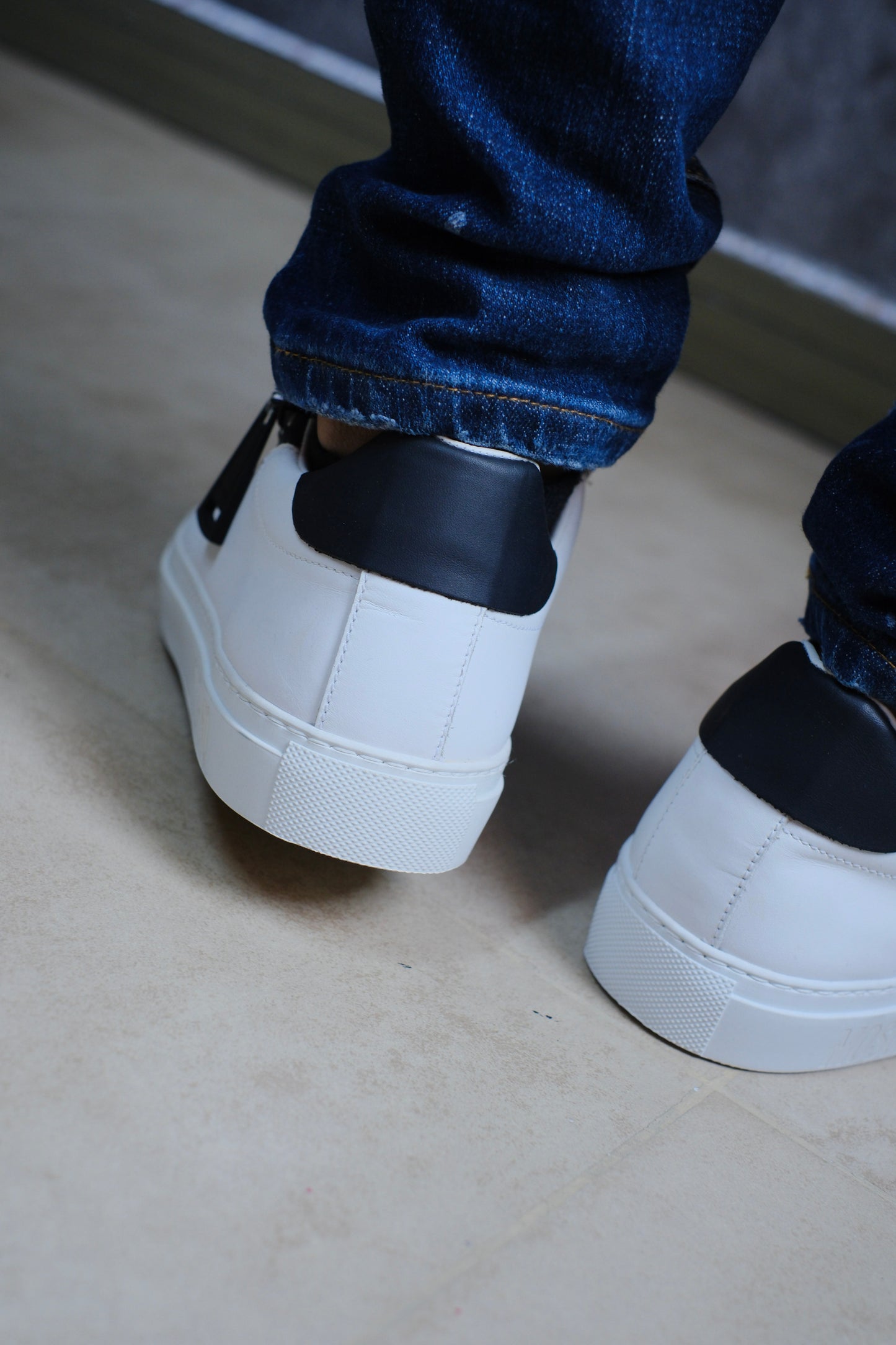 Tenis MOS Blancos Linea Negra