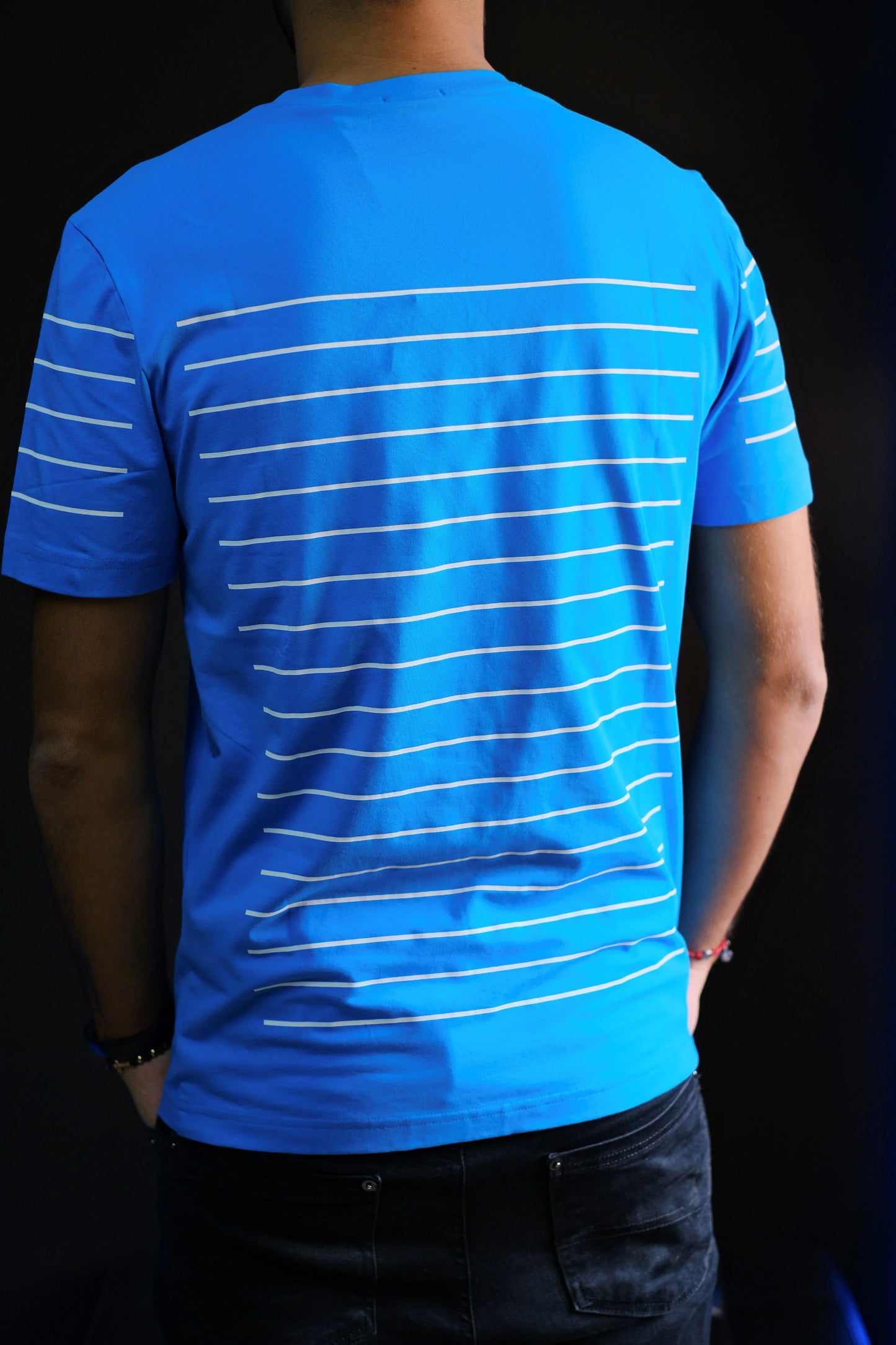 Camiseta azul de hombre con líneas blancas horizontales en la espalda, estilo casual moderno