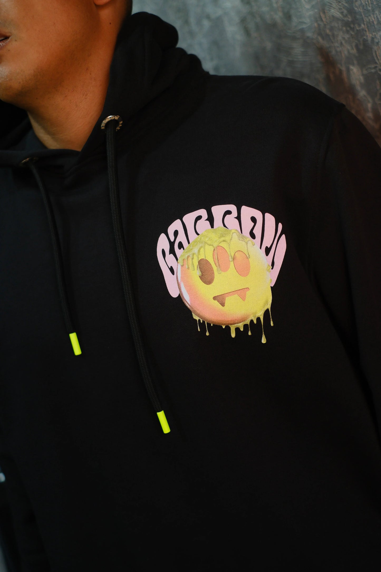 Sudadera negra con capucha y estampado gráfico de emoji derretido amarillo