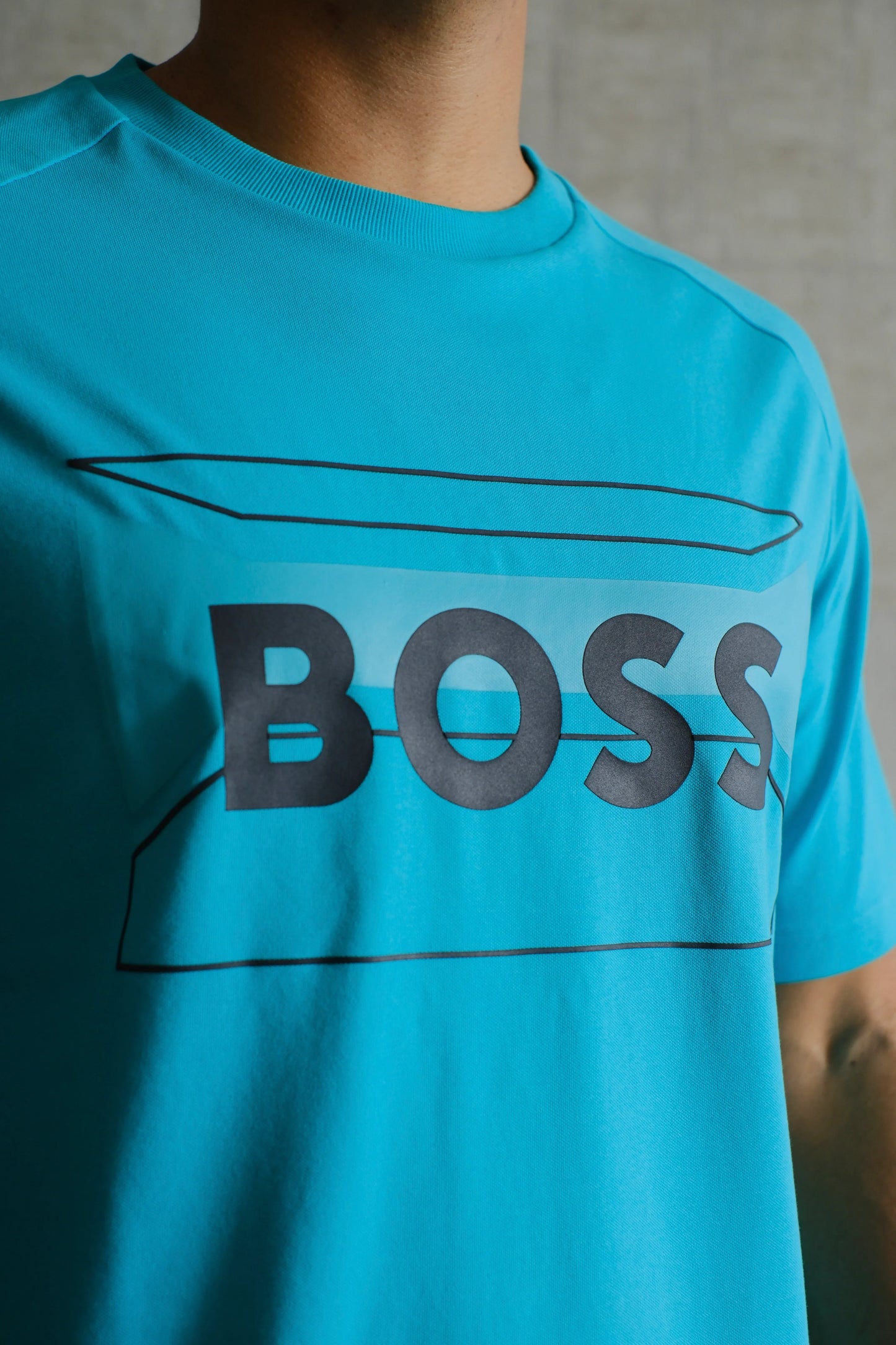Camiseta azul para hombre con diseño gráfico y estampado BOSS en el pecho