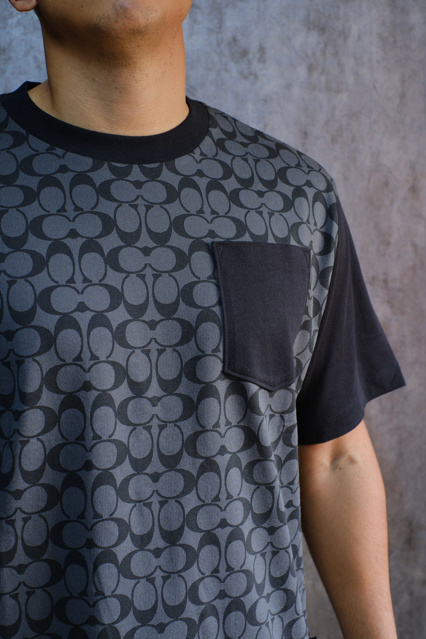 Camiseta COA Gris Con Bolsillo Negro