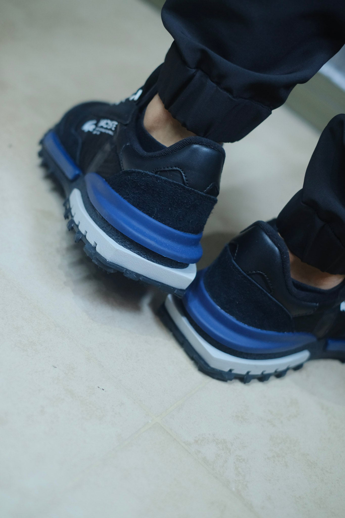 TENIS LAC NEGROS CON AZUL