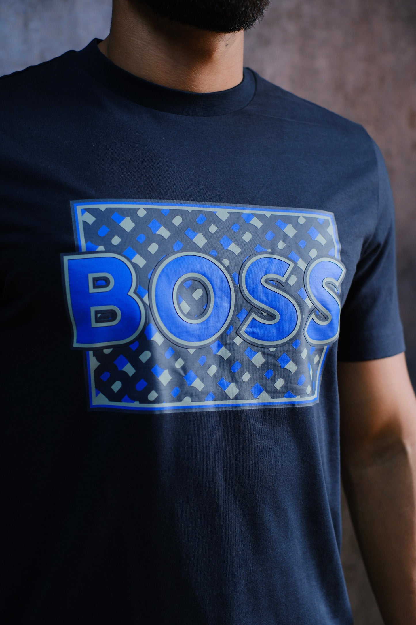 CAMISETA HUG AZUL OSCURO