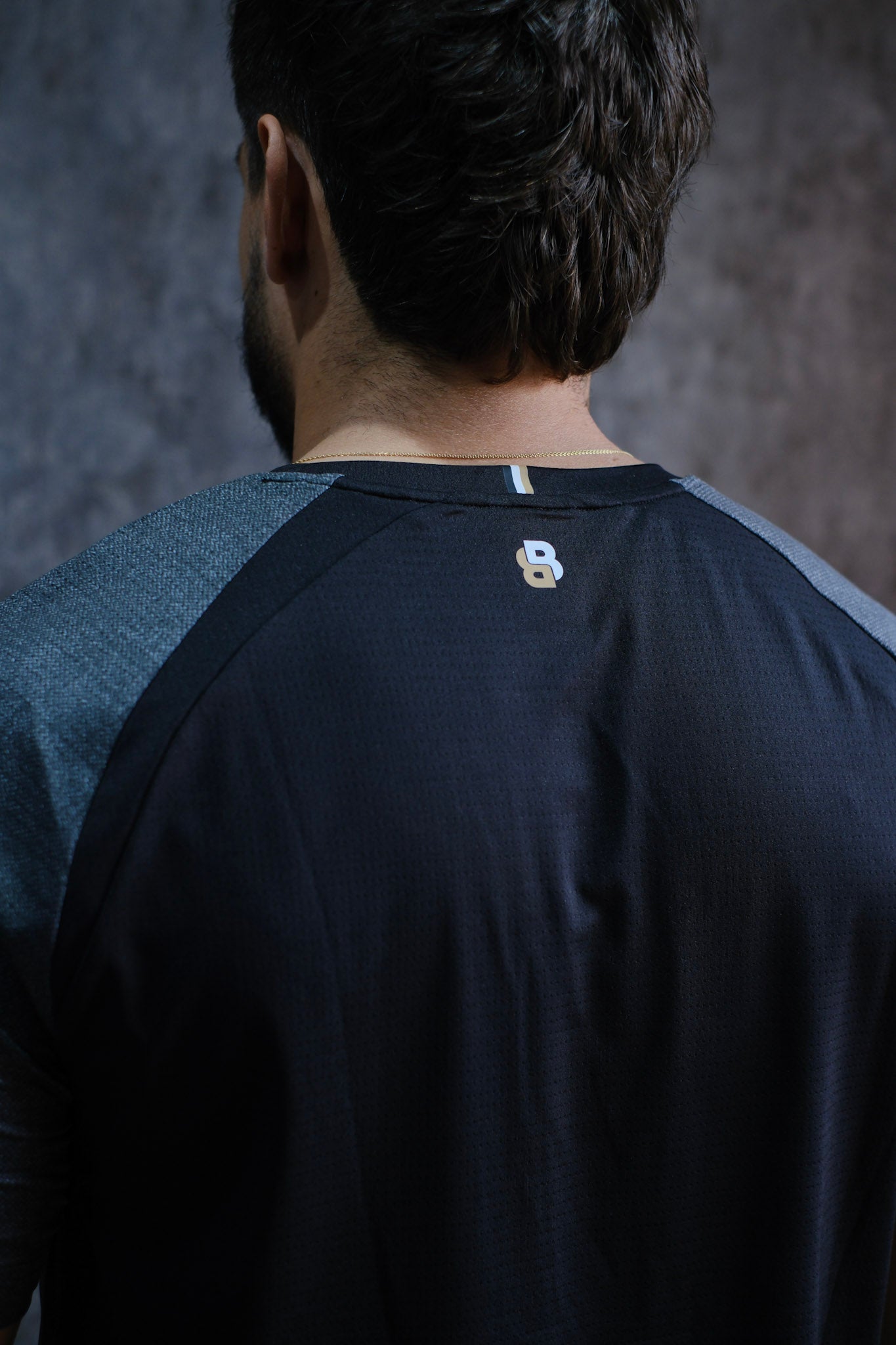 Camiseta HUG Negra con Gris slim Fit 2026