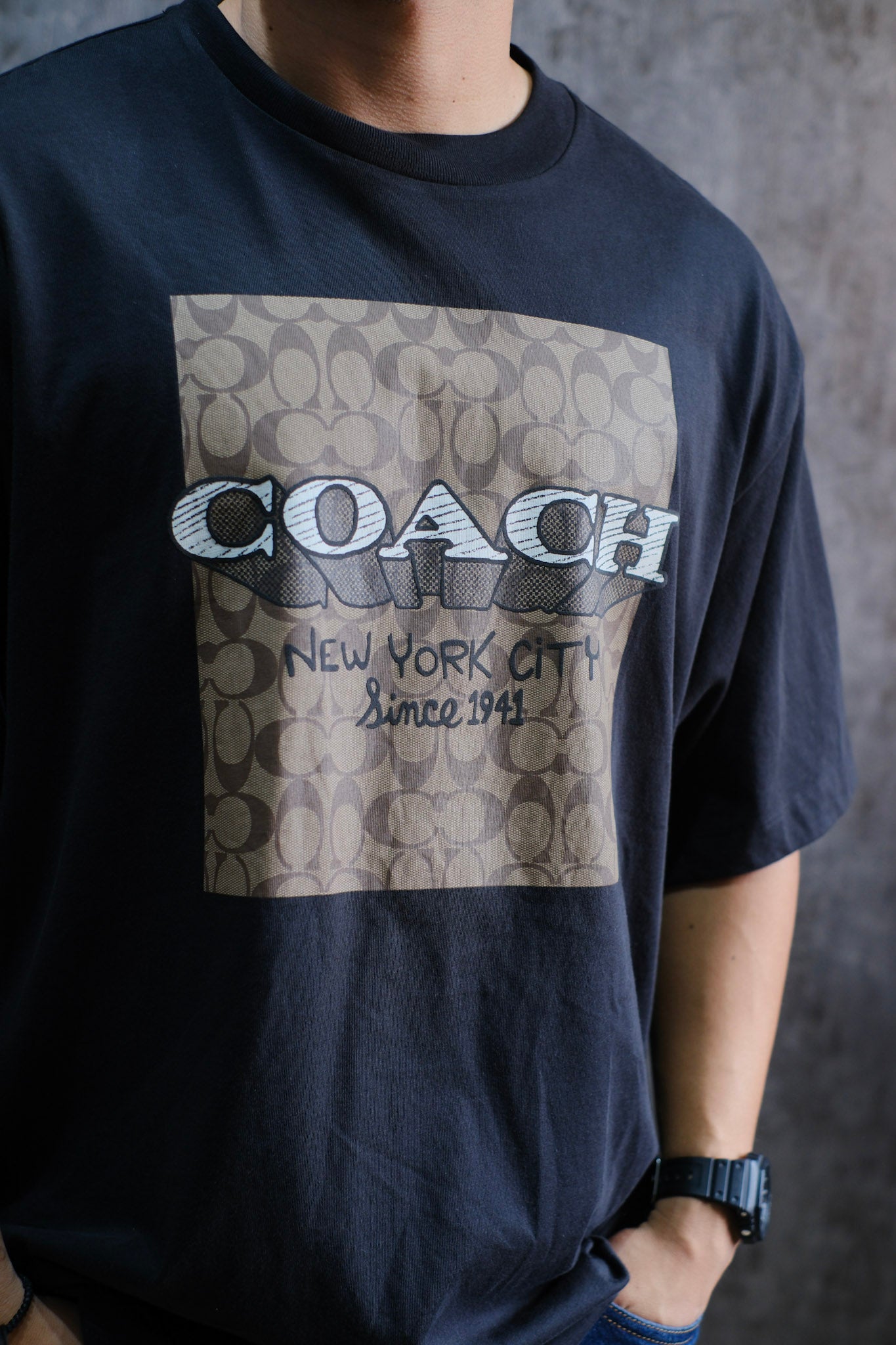 Camiseta COA Negra Logo Café