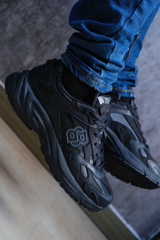 Tenis HUG Negros Logo Gris