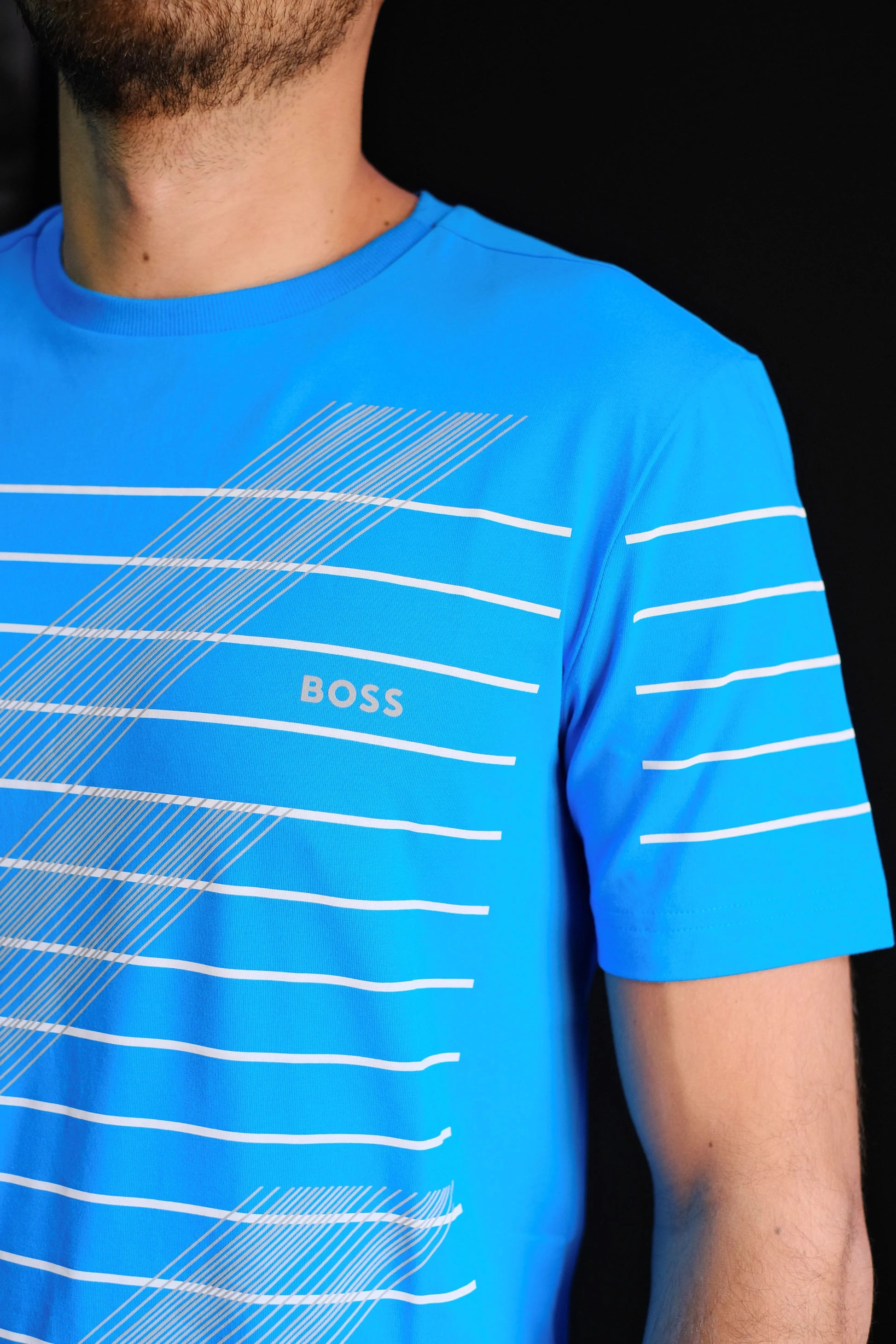 Camiseta azul para hombre con líneas blancas y estampado moderno, manga corta