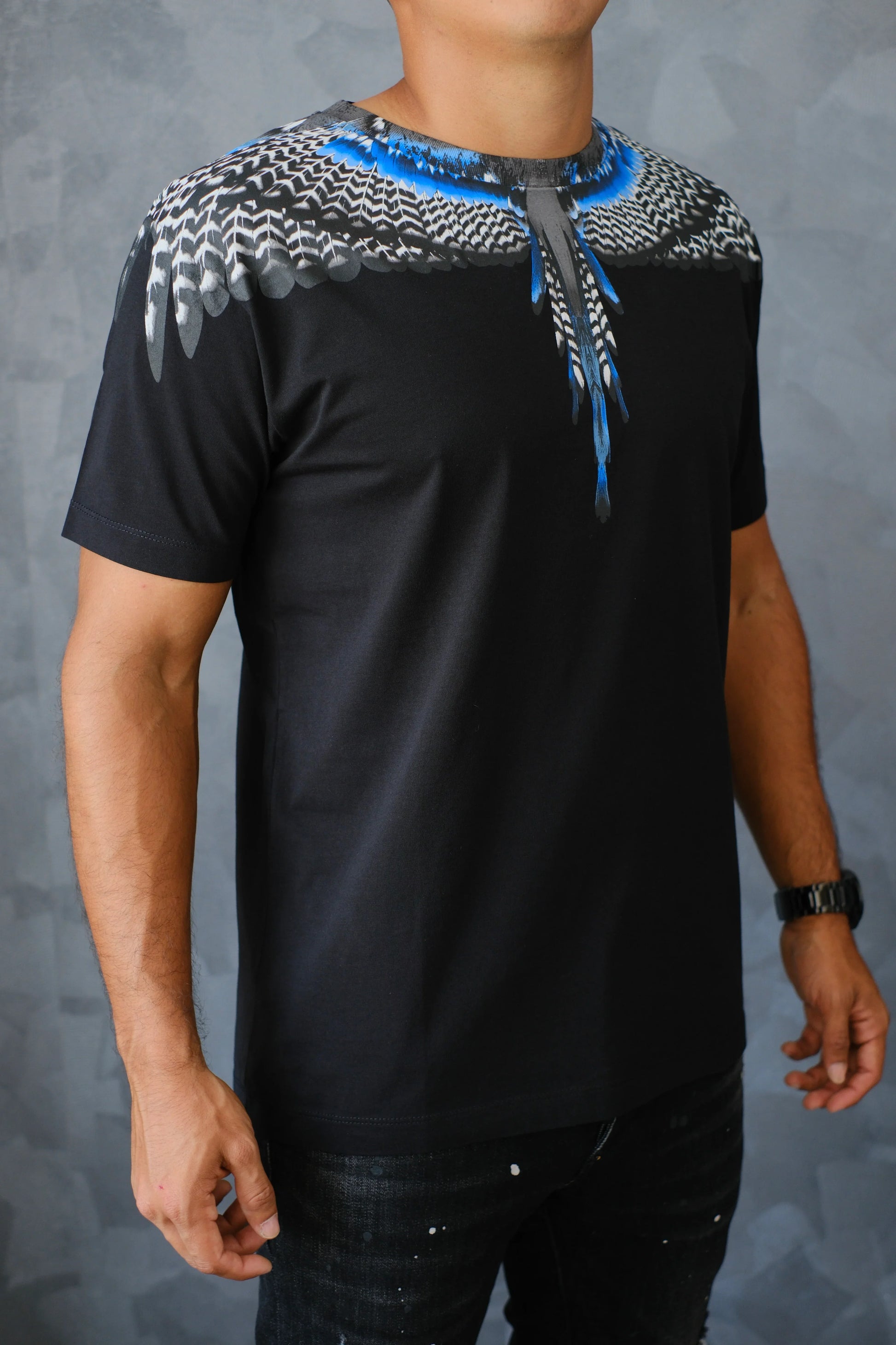 Camiseta negra para hombre con estampado de alas de ave azules y grises en el cuello