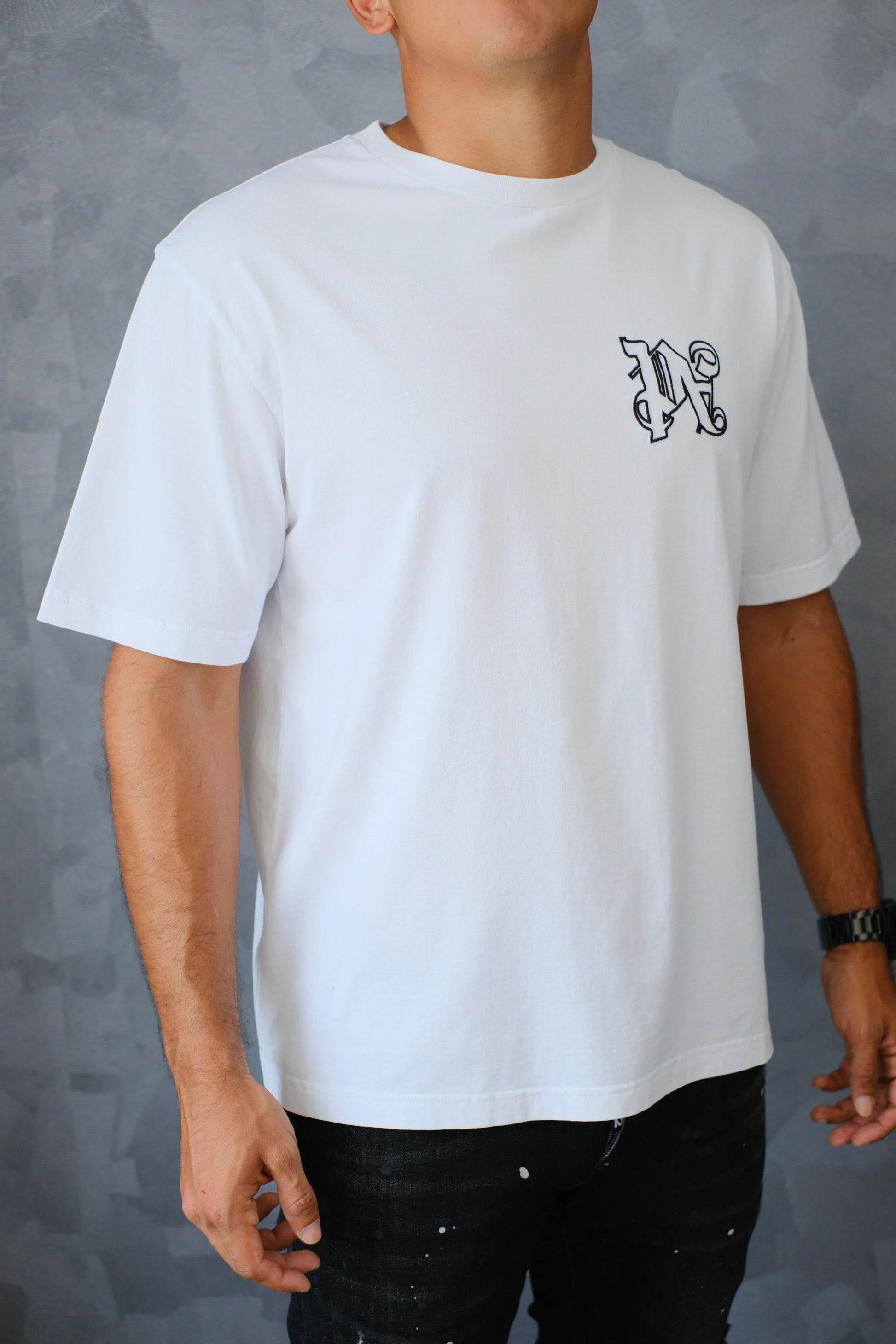 Camiseta blanca para hombre con letra decorativa en el pecho, estilo casual