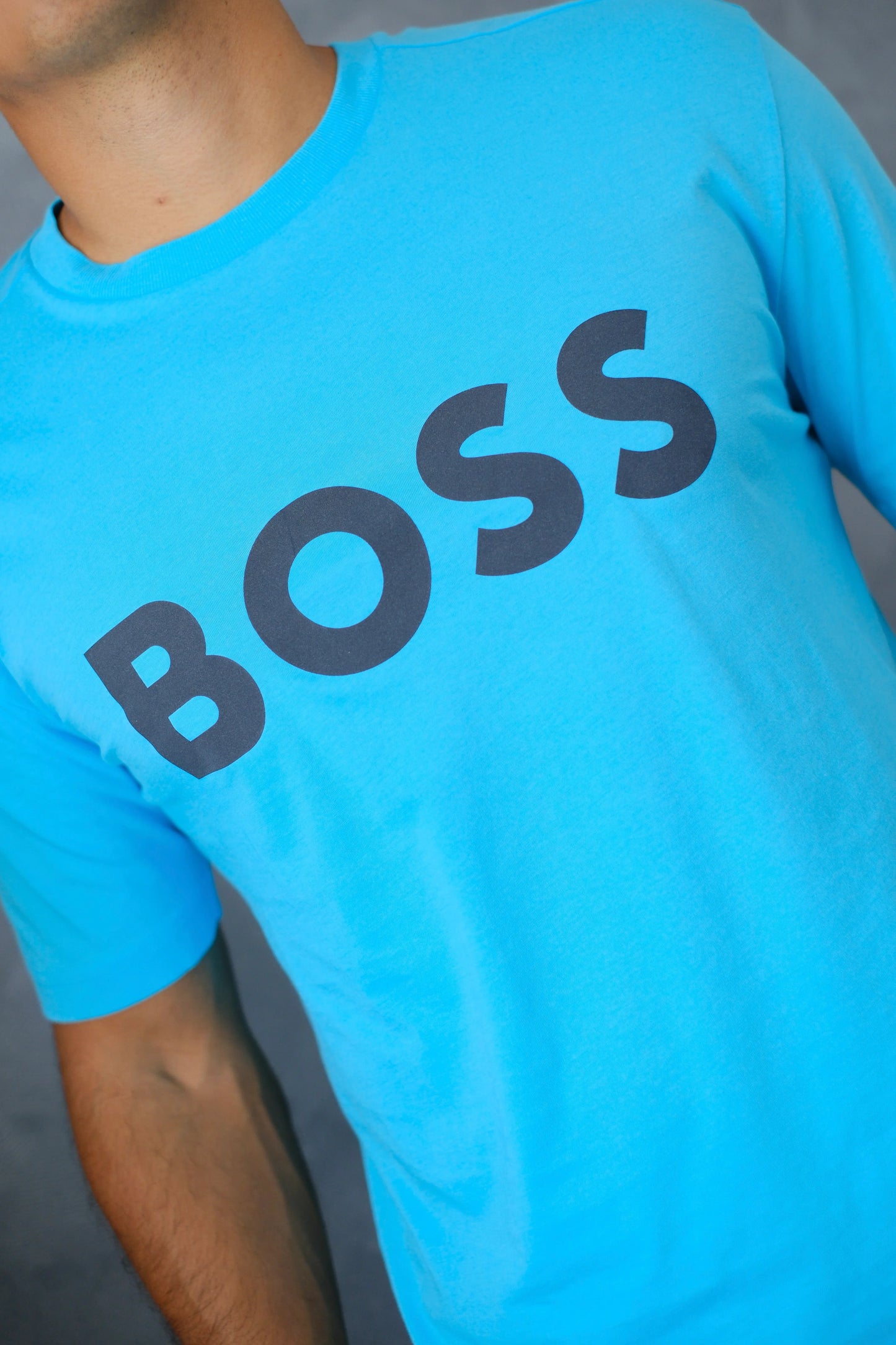 Camiseta azul clara para hombre con la palabra BOSS estampada en letras negras grandes.