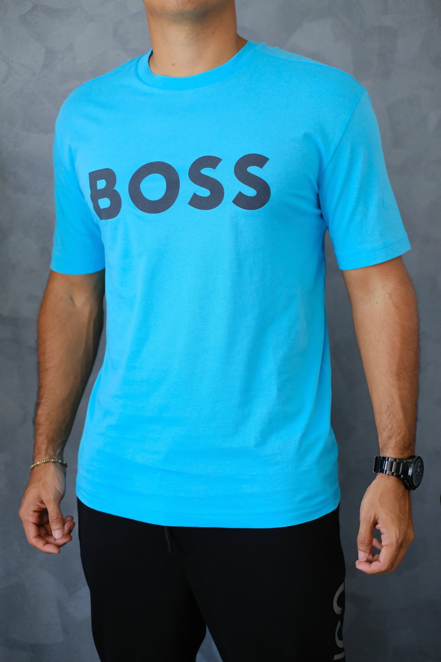Camiseta azul para hombre con la palabra BOSS estampada en el pecho, estilo casual moderno