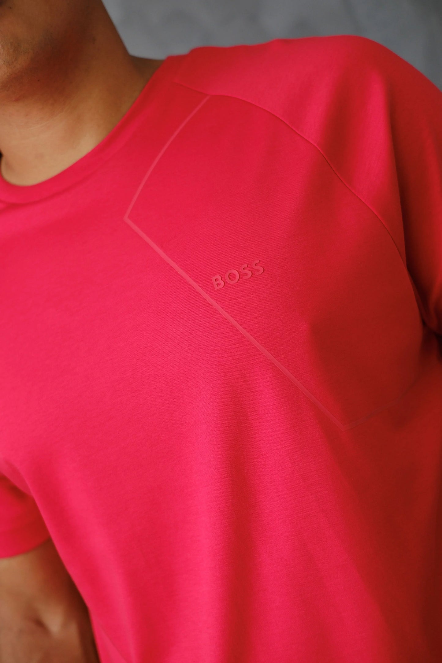 Camiseta roja de hombre con logo en relieve y diseño moderno