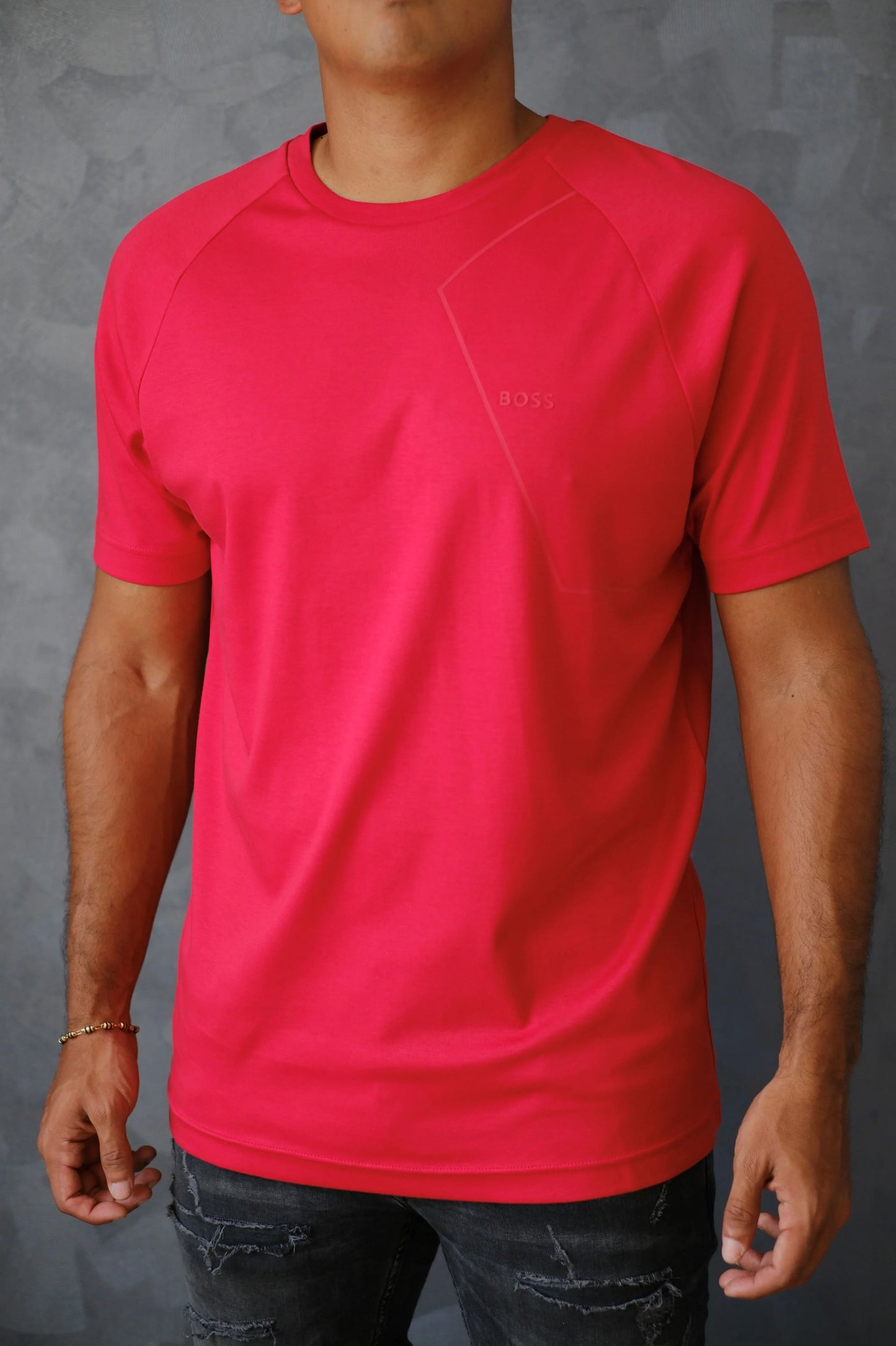 Camiseta roja de manga corta para hombre, estilo casual, fondo gris, letras BOSS