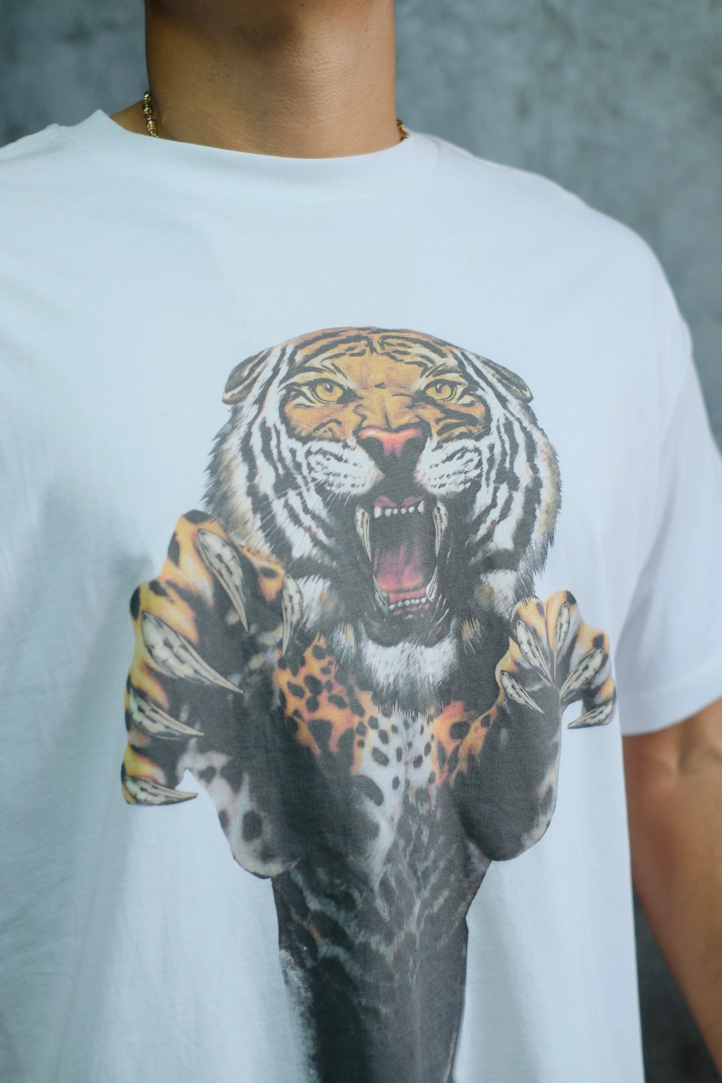Camiseta blanca con estampado de tigre rugiendo, diseño llamativo y original