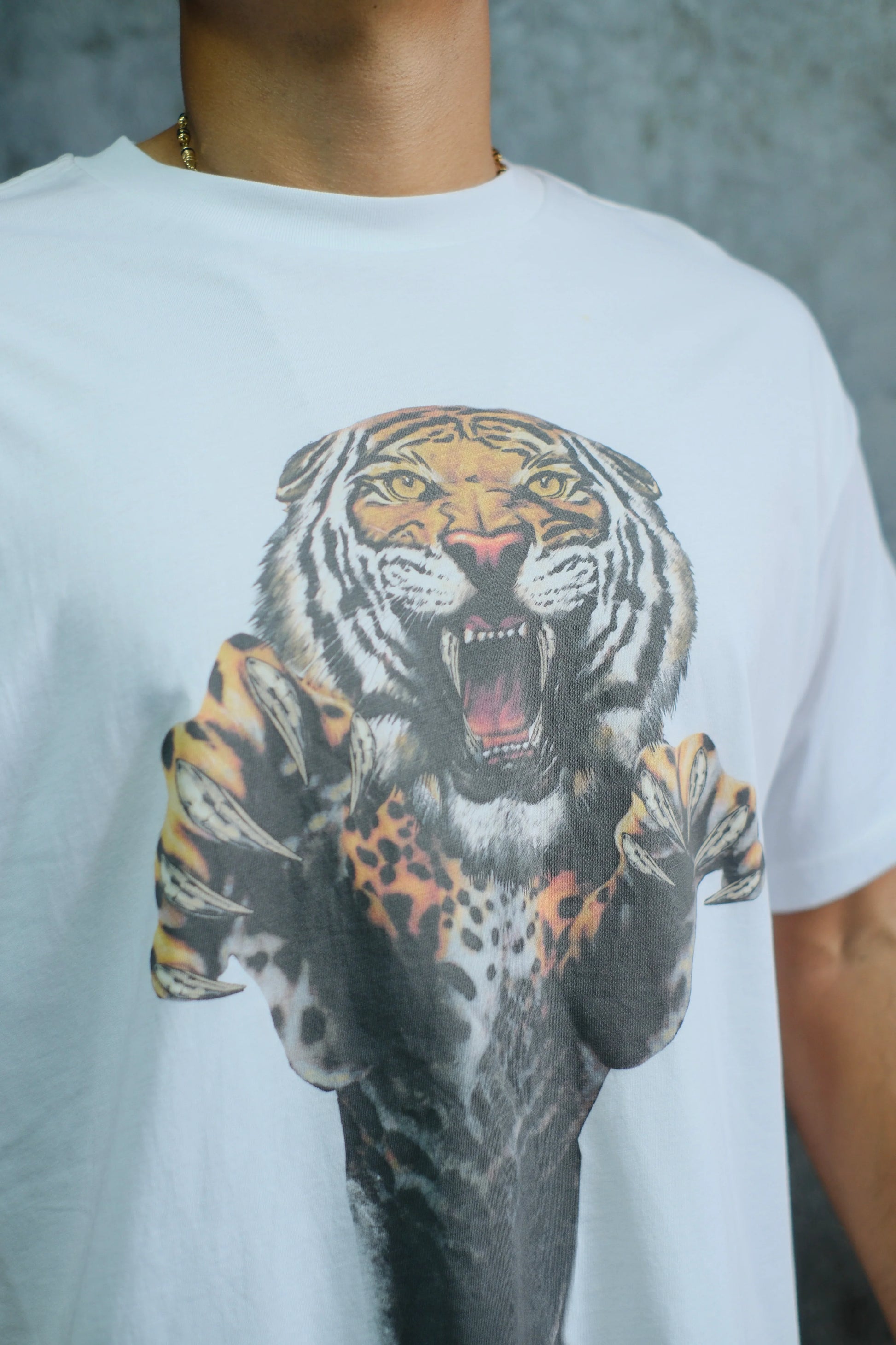 Camiseta blanca con estampado de tigre rugiendo, diseño llamativo y original
