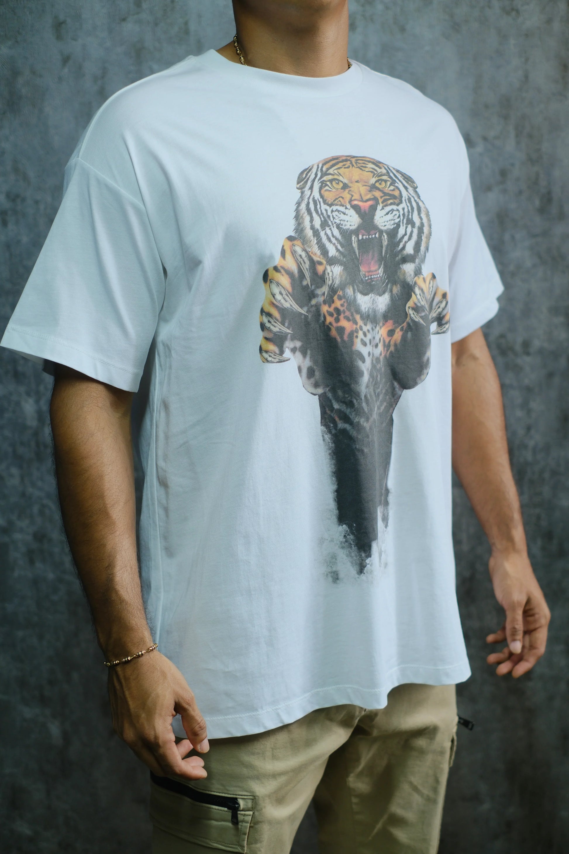 Camiseta blanca con estampado de tigre rugiendo, moda urbana masculina