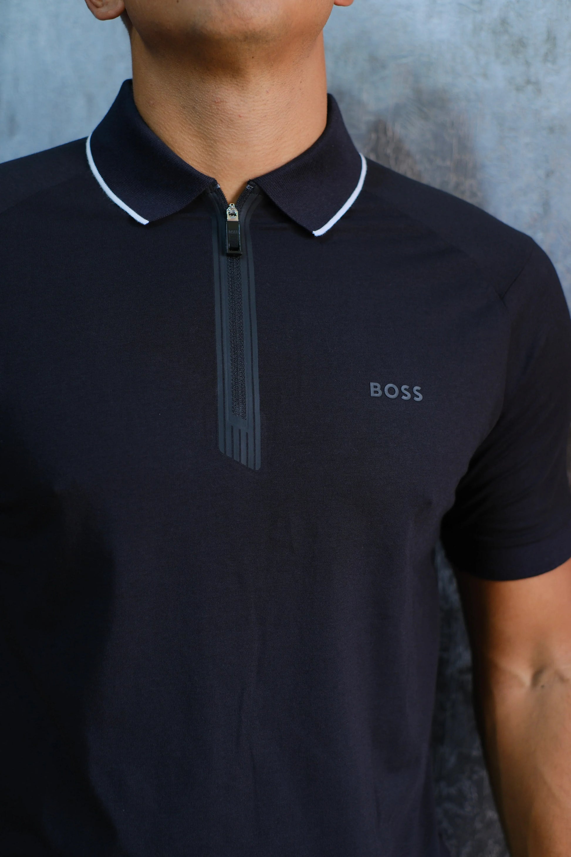 Camiseta tipo polo negra para hombre con cremallera y detalles en el cuello