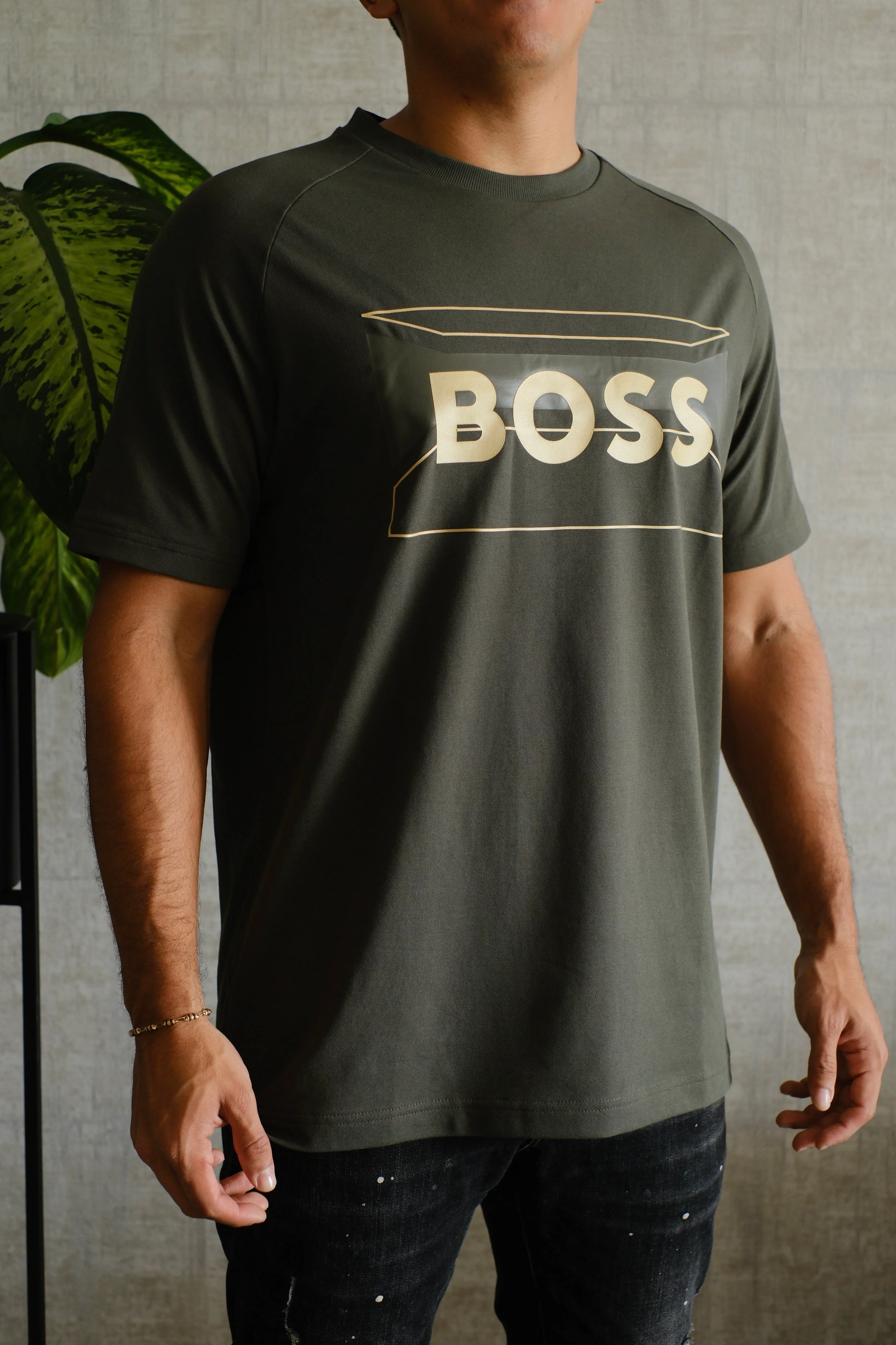 Camiseta verde oliva para hombre con estampado 'BOSS' en letras doradas en el pecho.