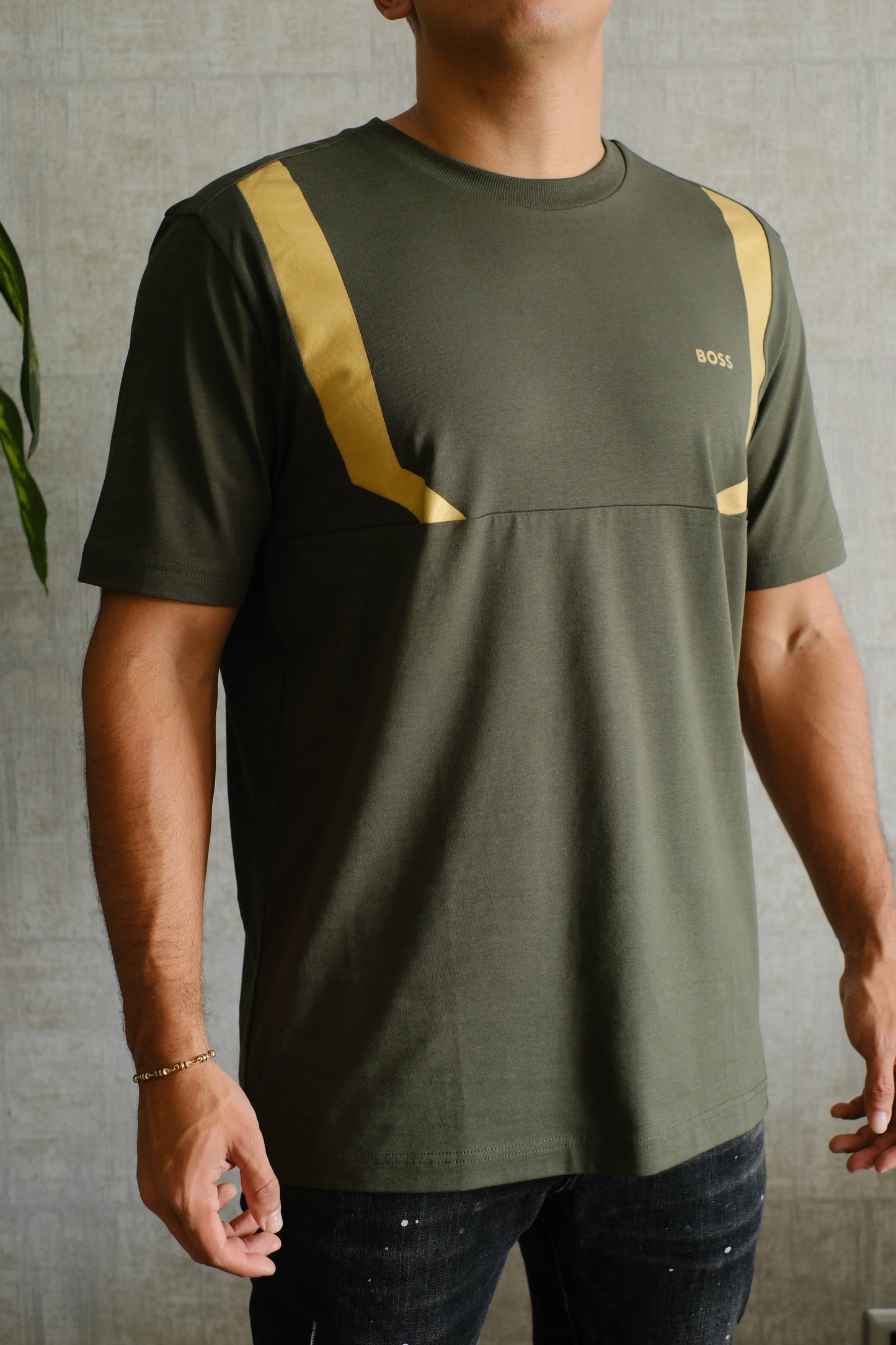 Camiseta verde militar para hombre con detalles amarillos y logo BOSS en el pecho