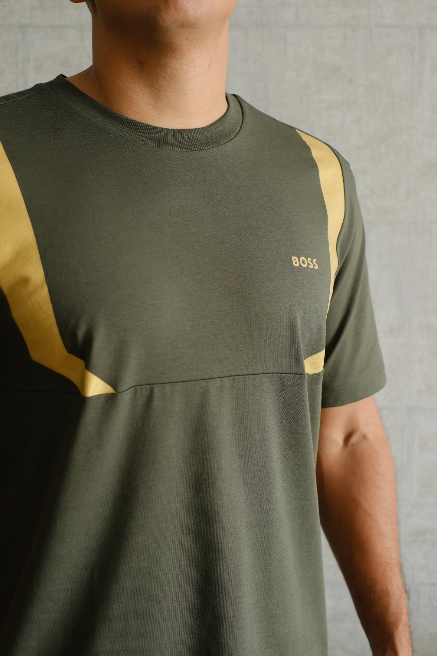 Camiseta verde oliva para hombre con detalles amarillos y logo BOSS en el pecho