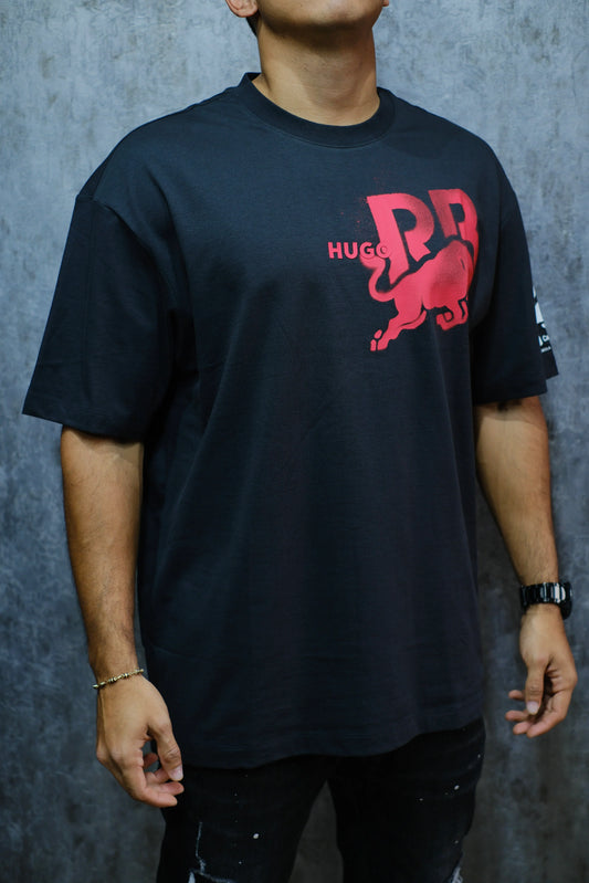Camiseta negra oversize con estampado rojo de toro y letras en el pecho, estilo urbano para hombre.