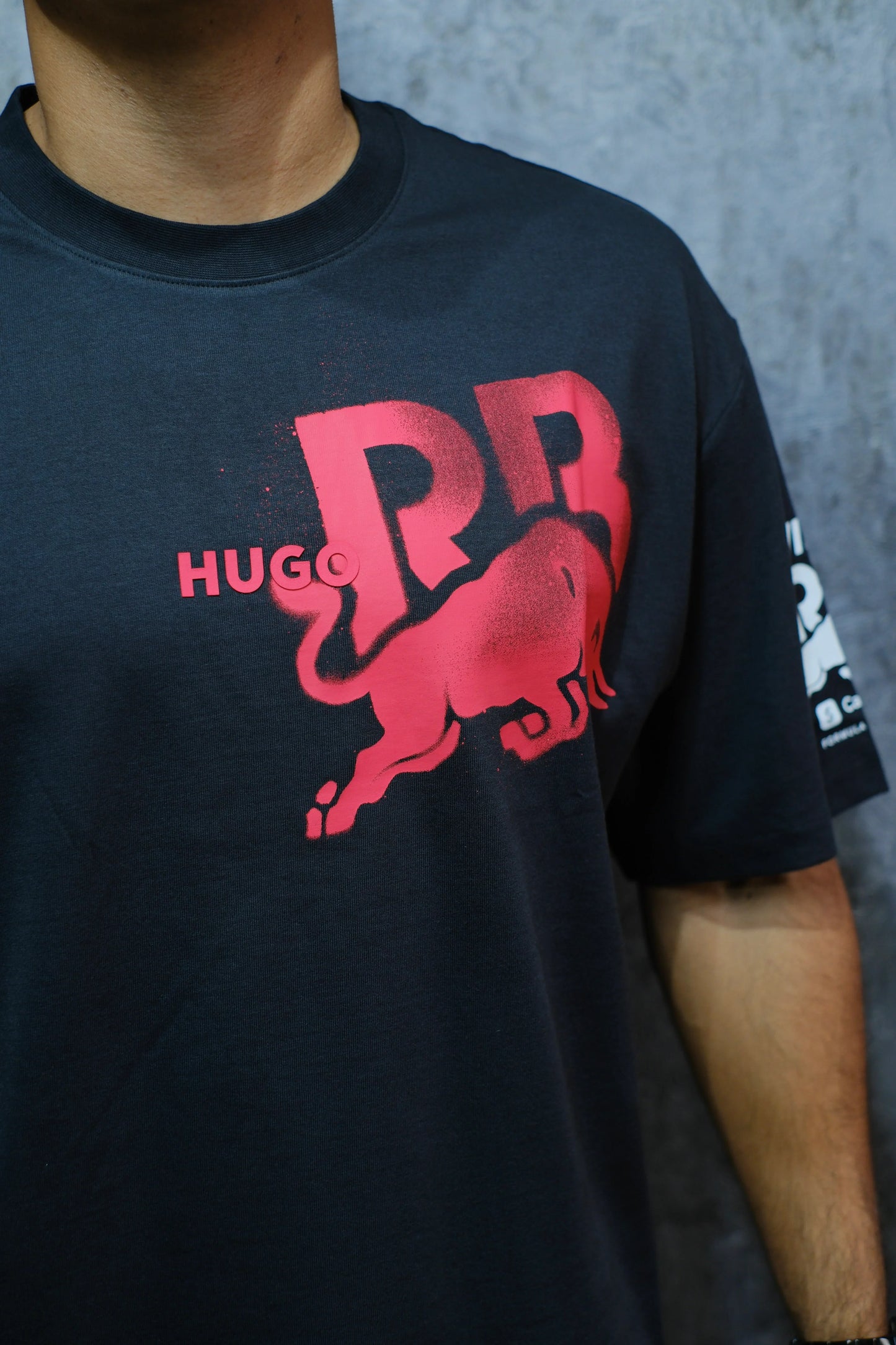 Camiseta negra con estampado rojo de toro y letras grandes en el pecho