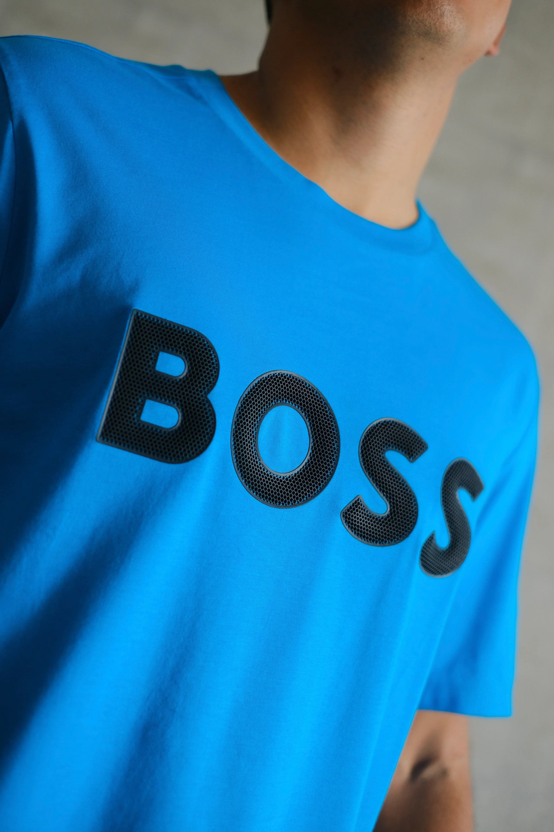 Camiseta azul para hombre con la palabra BOSS estampada en negro en el pecho