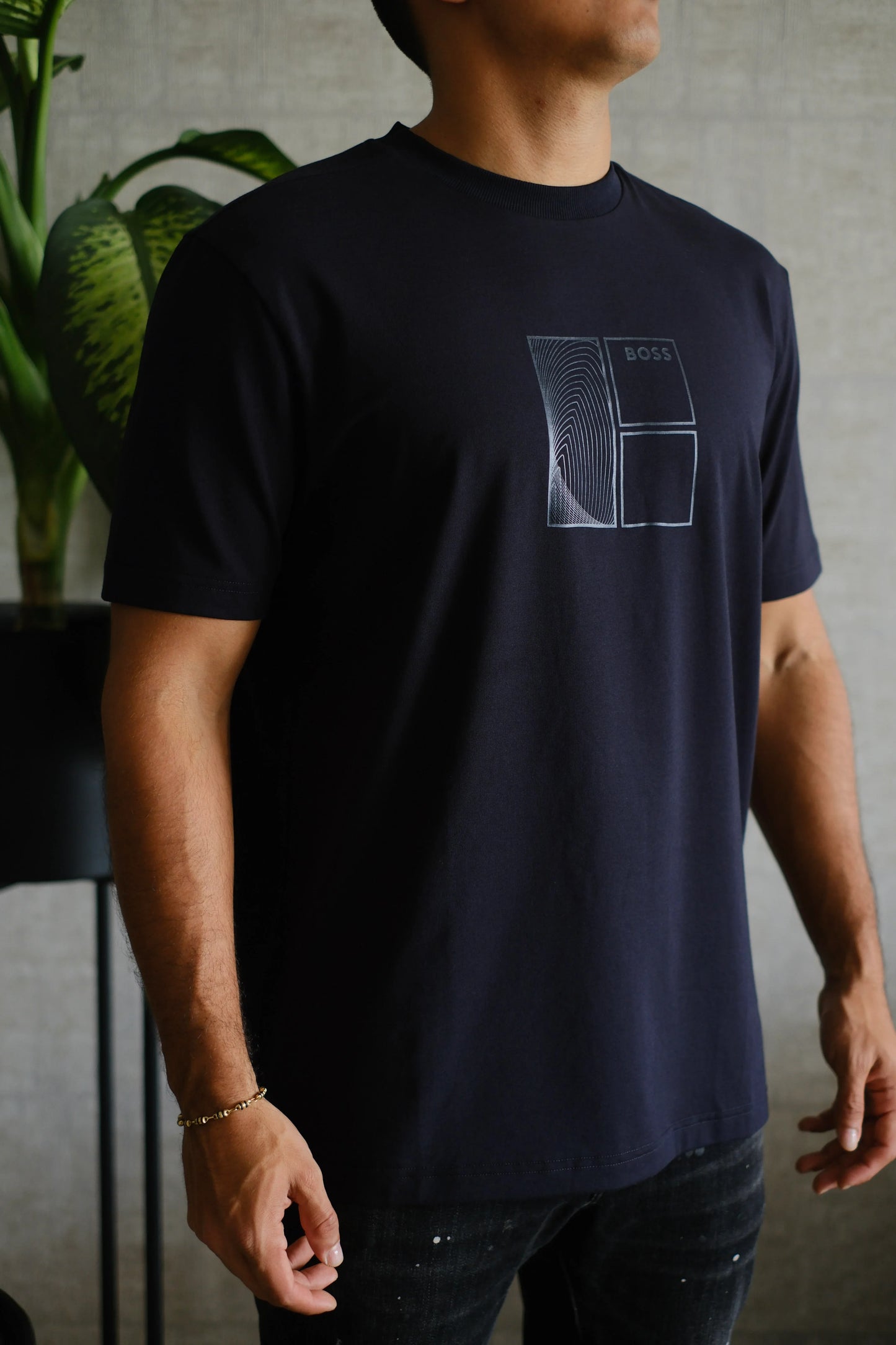 Camiseta negra para hombre con diseño gráfico geométrico y la palabra BOSS en el pecho