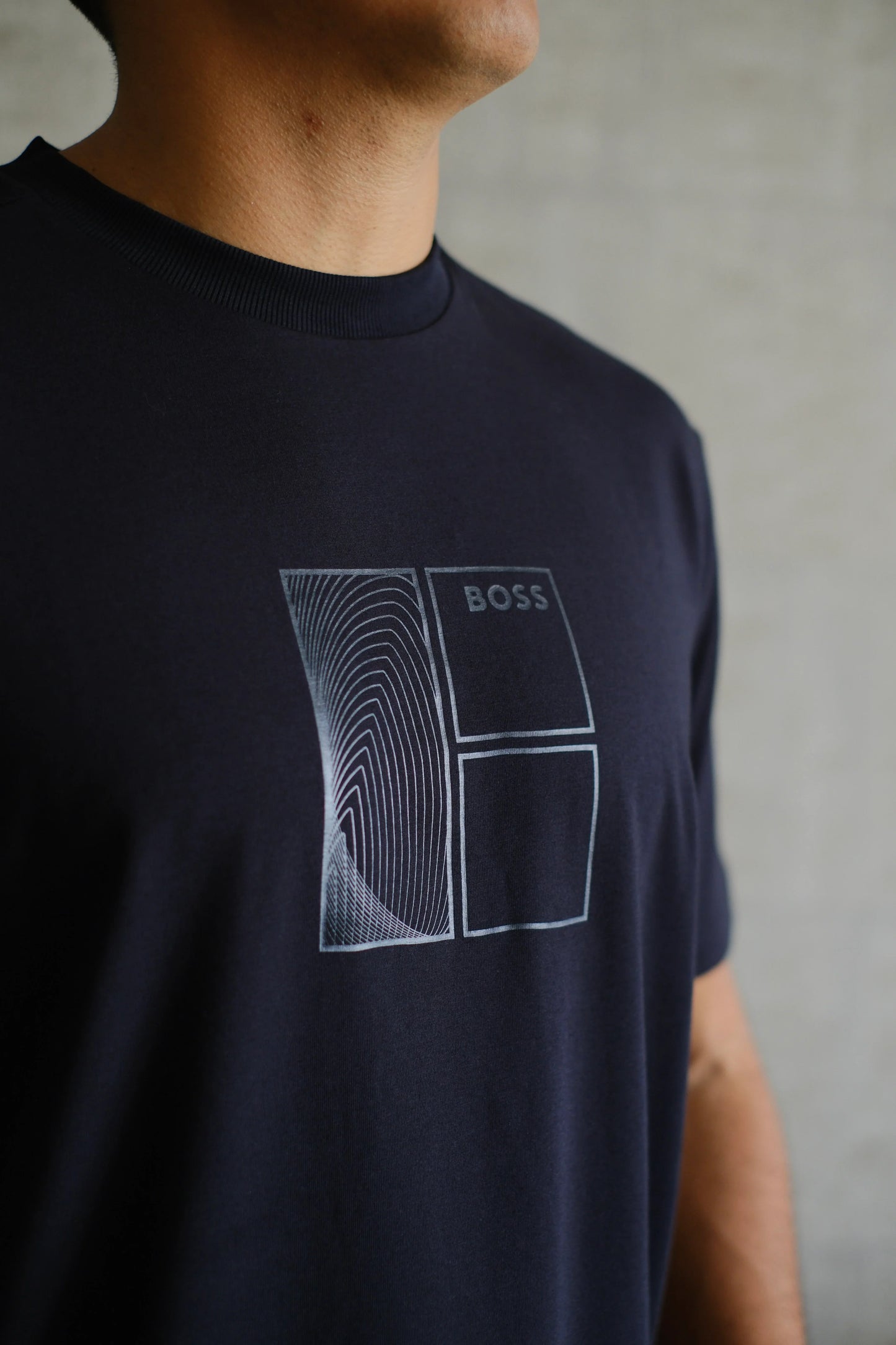 Camiseta azul marino de hombre con diseño geométrico y la palabra 'BOSS' en el pecho.
