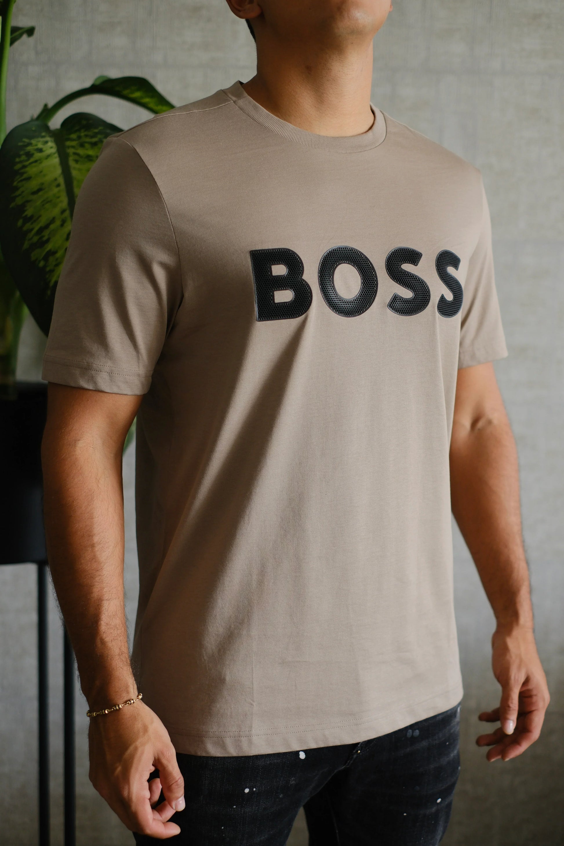 Camiseta beige de hombre con la palabra BOSS en letras negras destacadas