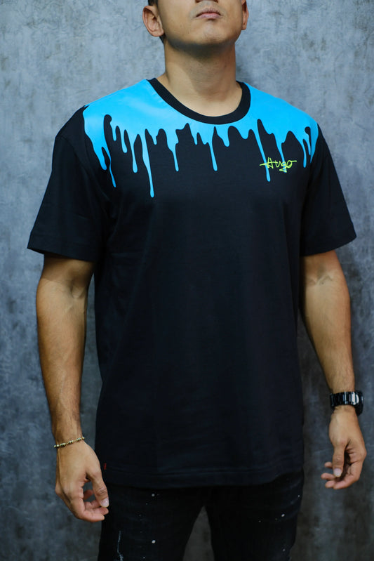 Camiseta negra de hombre con diseño azul tipo pintura líquida y logo gráfico, estilo urbano.