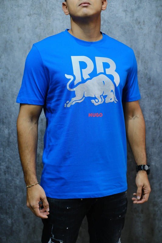 Camiseta azul para hombre con estampado de toro y letras PB, fondo gris texturizado