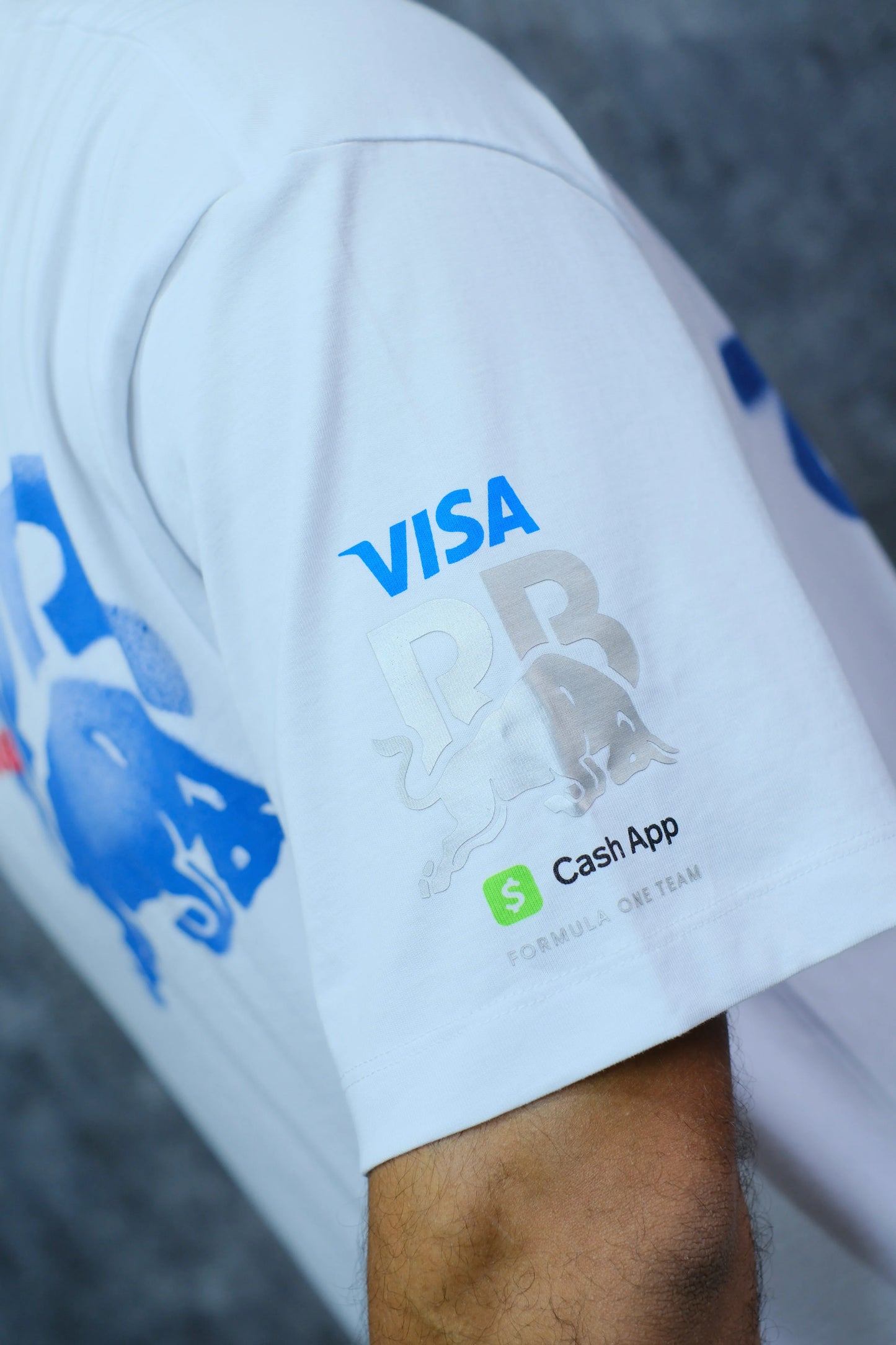 Camiseta blanca con logos de Visa, Cash App y diseño azul en la manga, estilo deportivo.