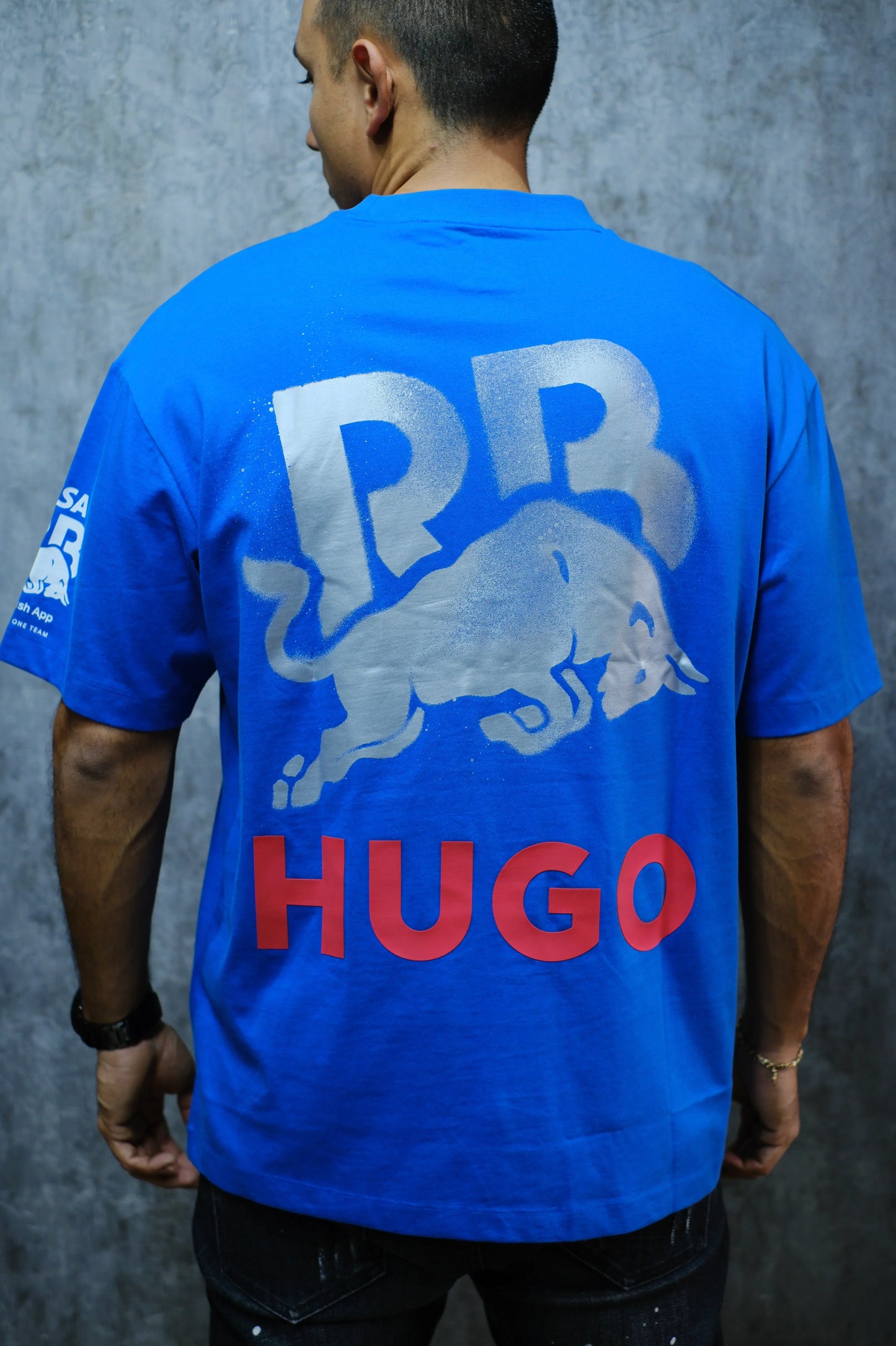 Camiseta azul hombre, diseño toro y letras HUGO grandes en la espalda, estilo urbano