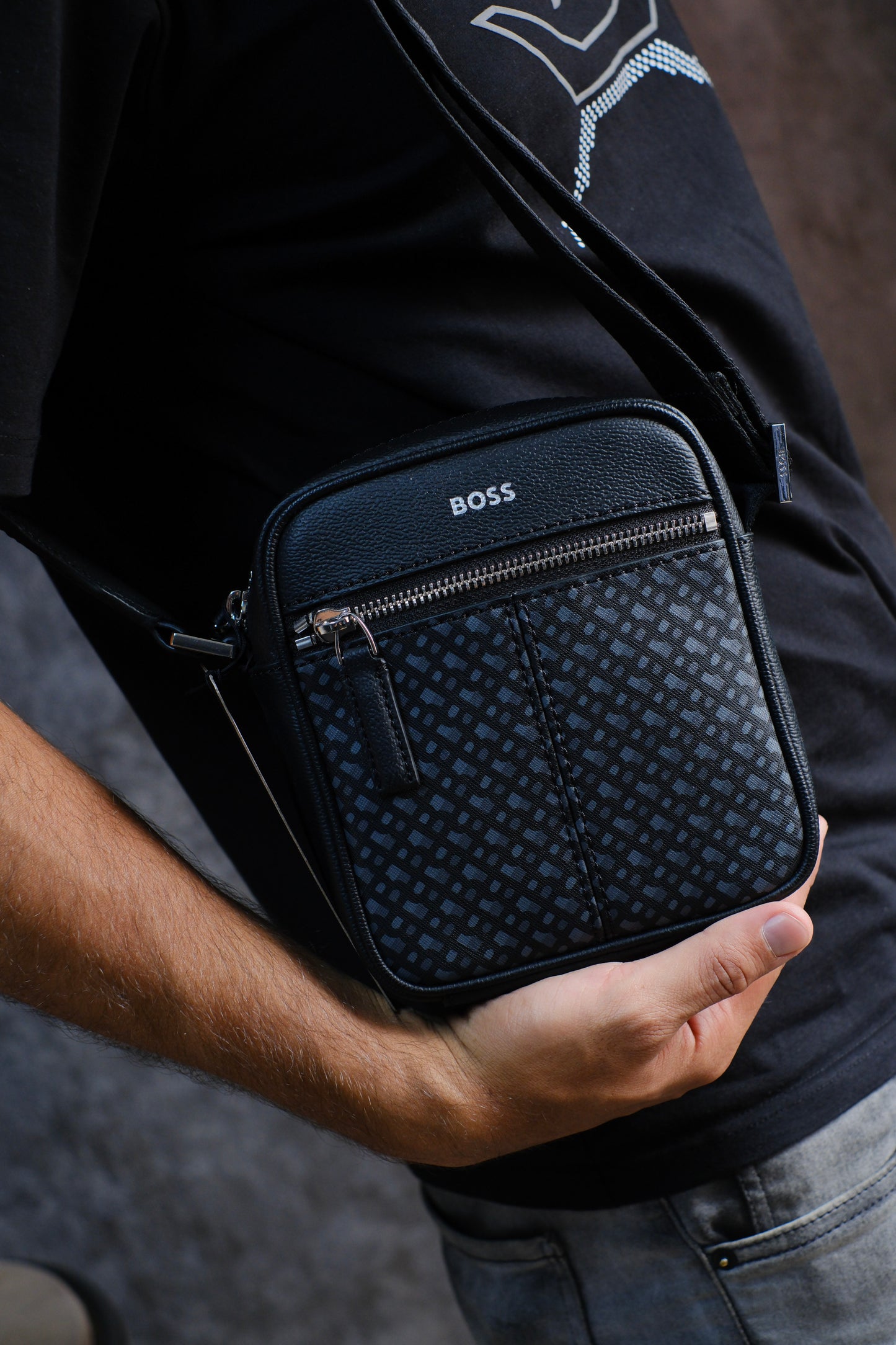 Bolso HUG Negro Monogram Azul