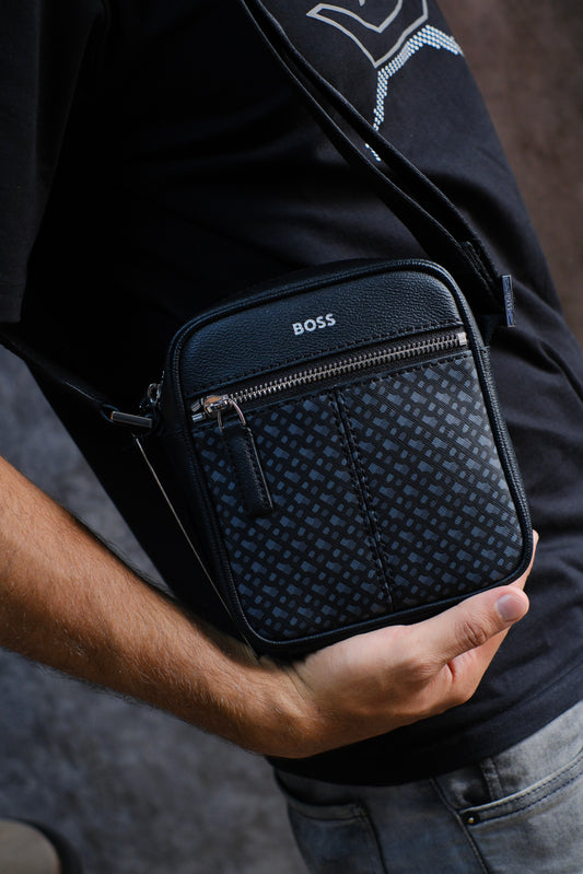 Bolso HUG Negro Monogram Azul