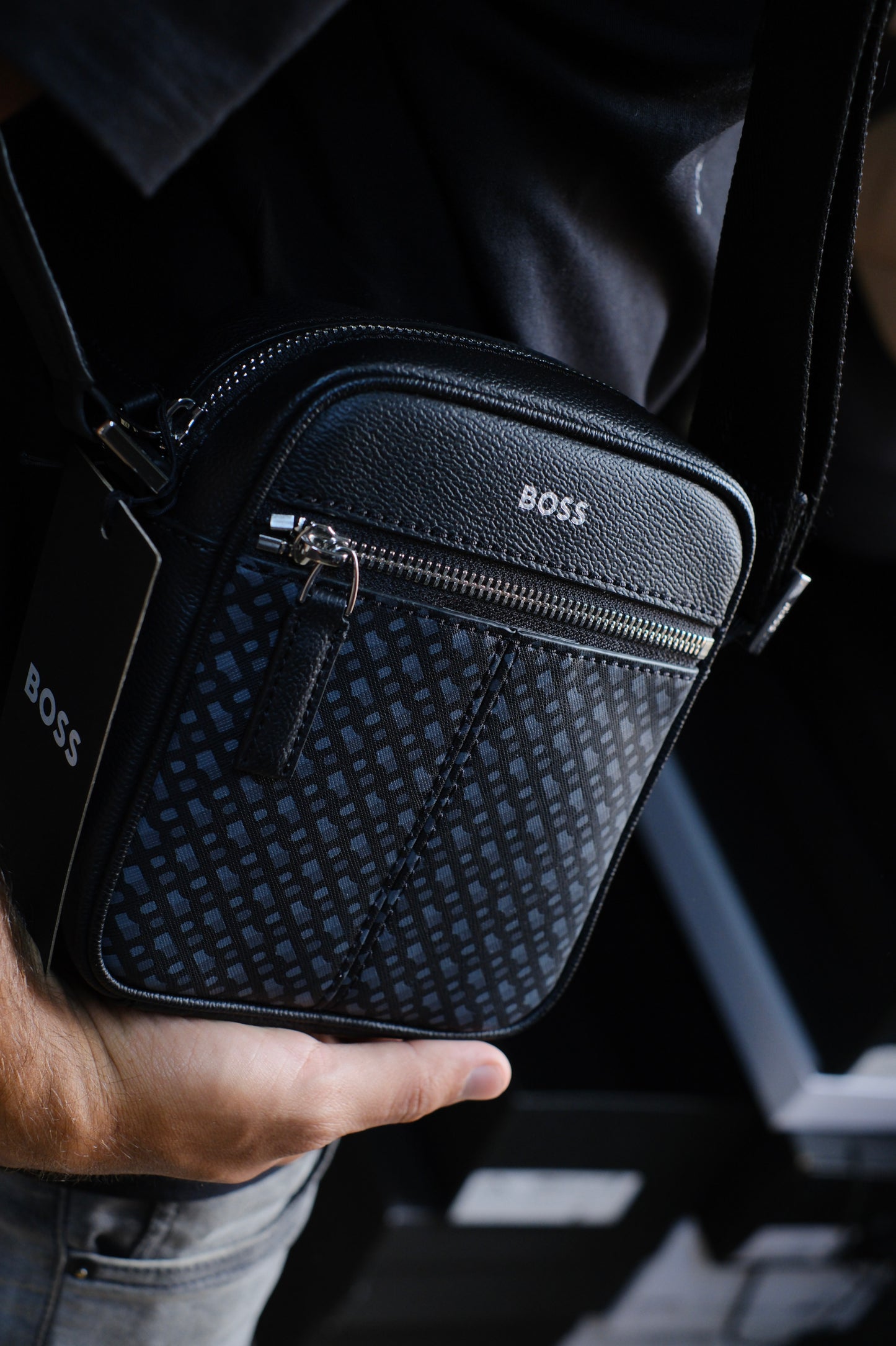 Bolso HUG Negro Monogram Azul