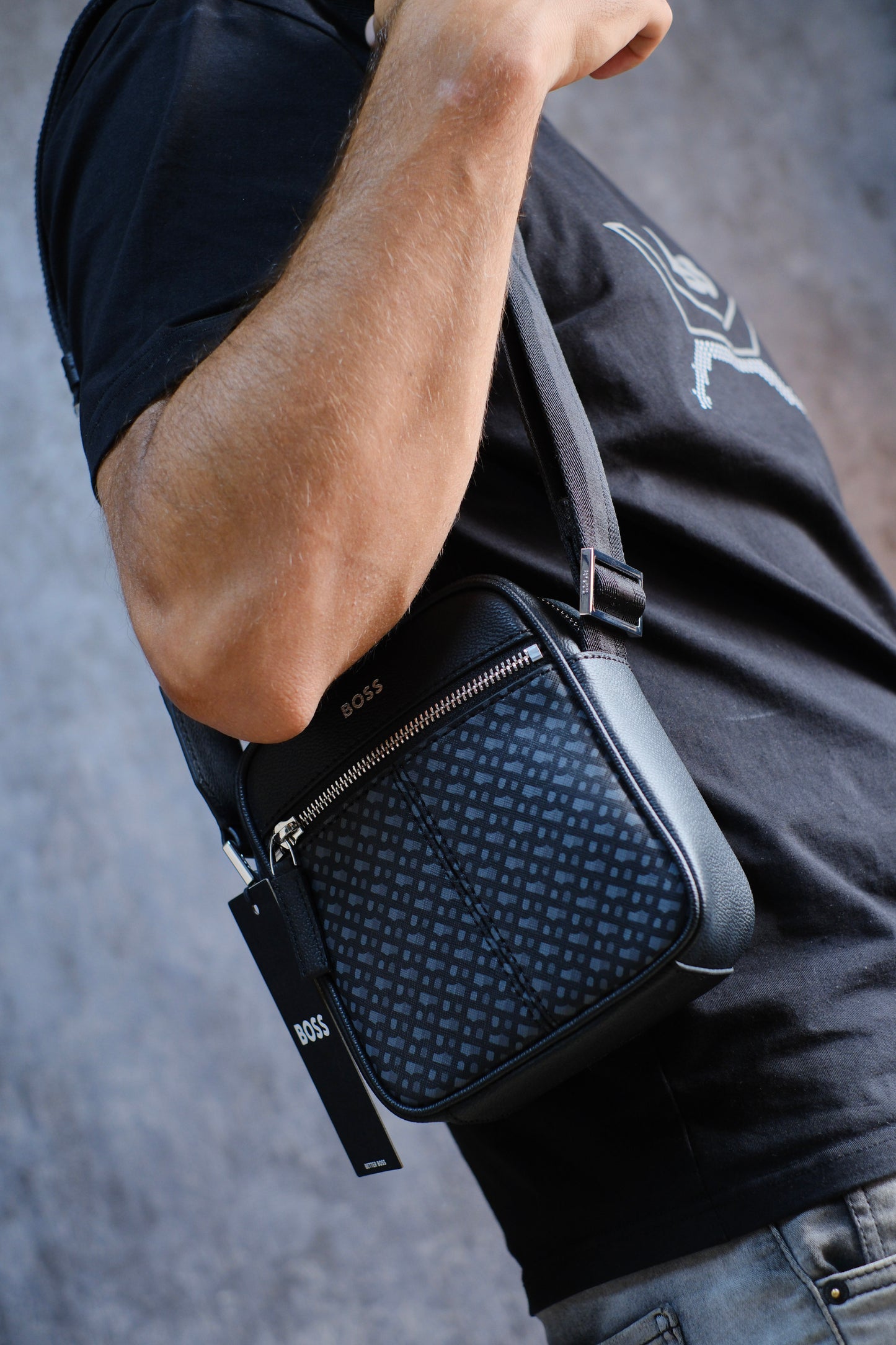 Bolso HUG Negro Monogram Azul