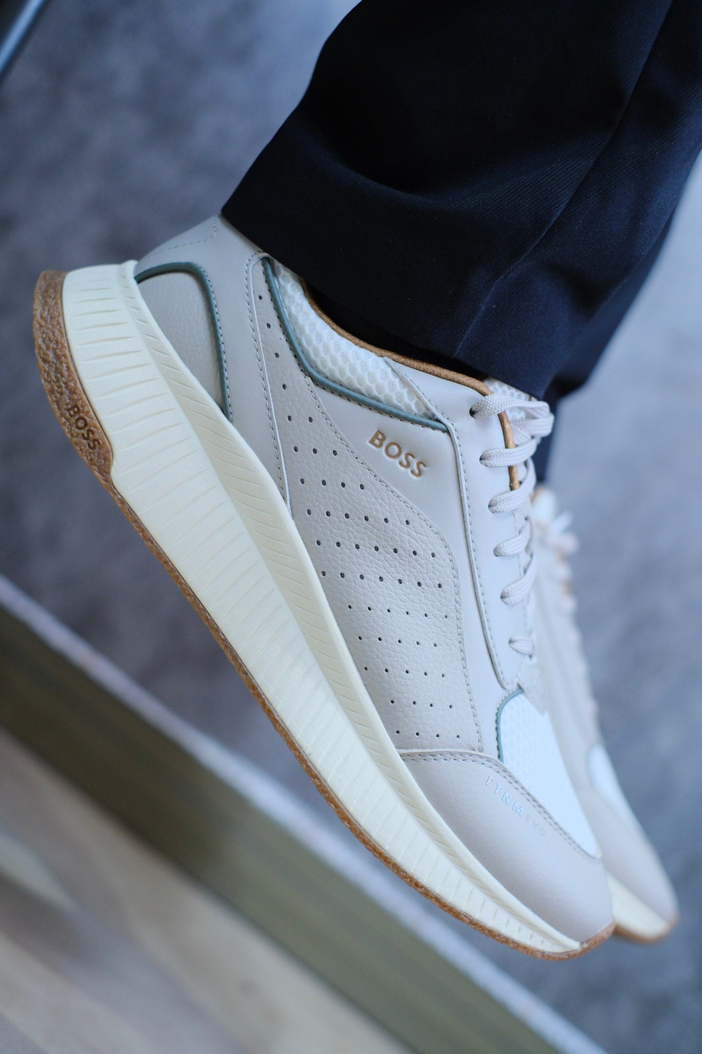 Tenis HUG Beige