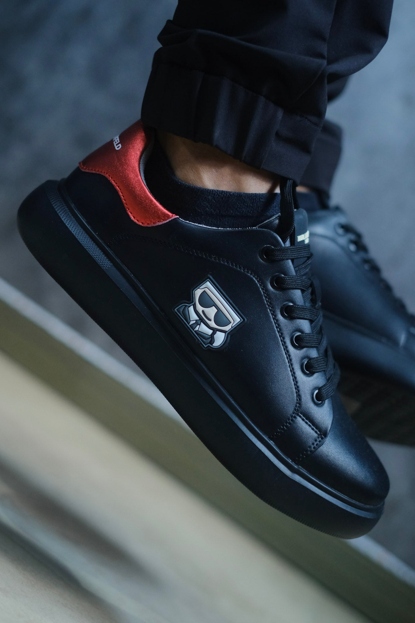 Tenis KAR Negros con Rojo