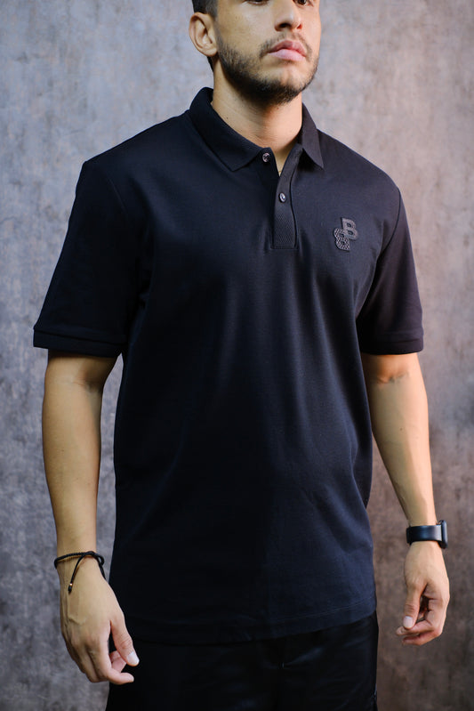 Polo HUG negra letra Regular Fit