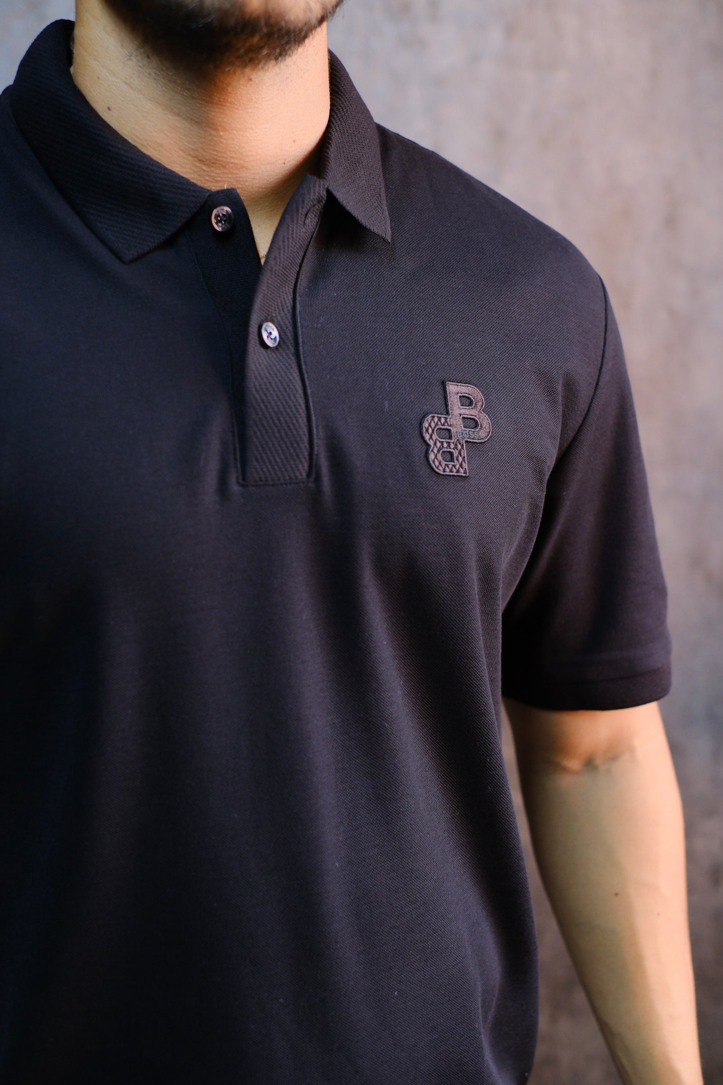 Polo HUG negra letra Regular Fit