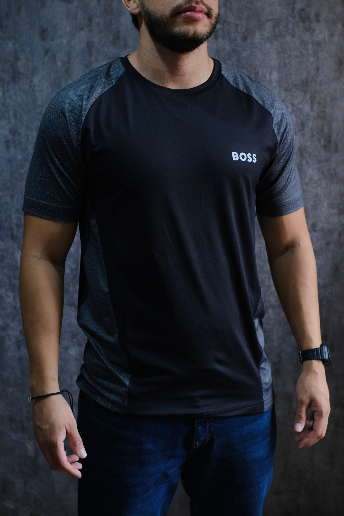 Camiseta HUG Negra con Gris slim Fit 2026