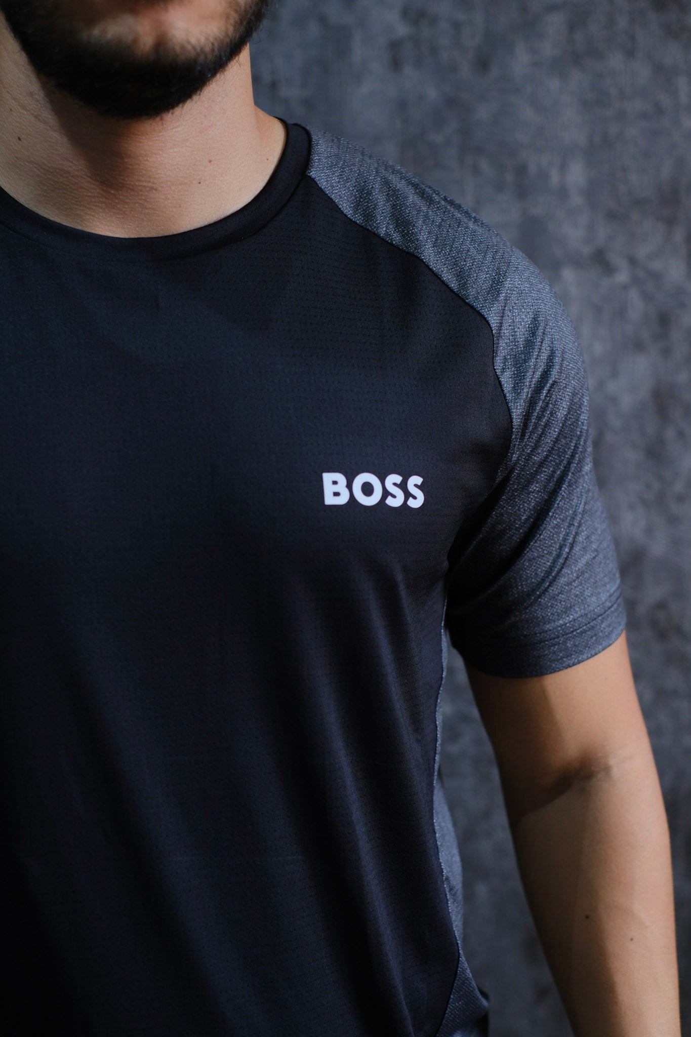 Camiseta HUG Negra con Gris slim Fit 2026