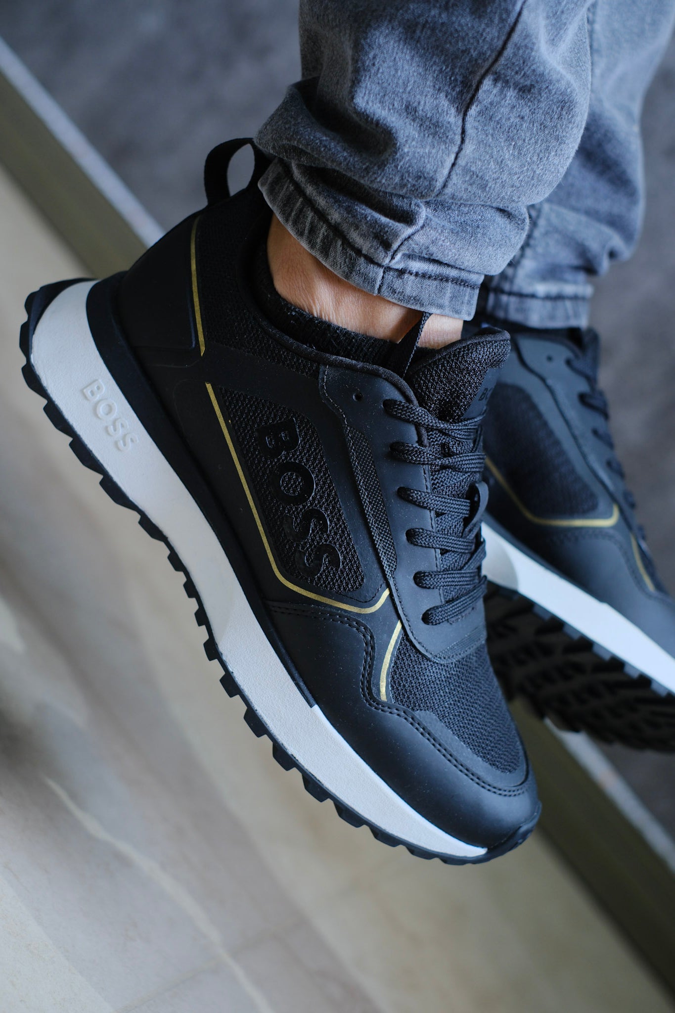 Tenis HUG Negros con Dorado