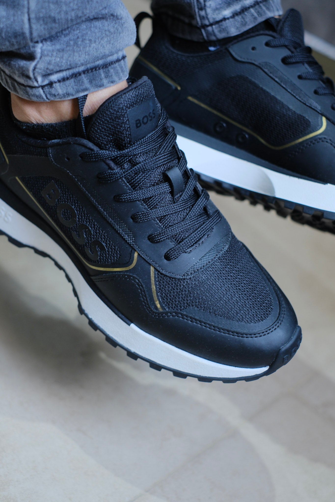 Tenis HUG Negros con Dorado