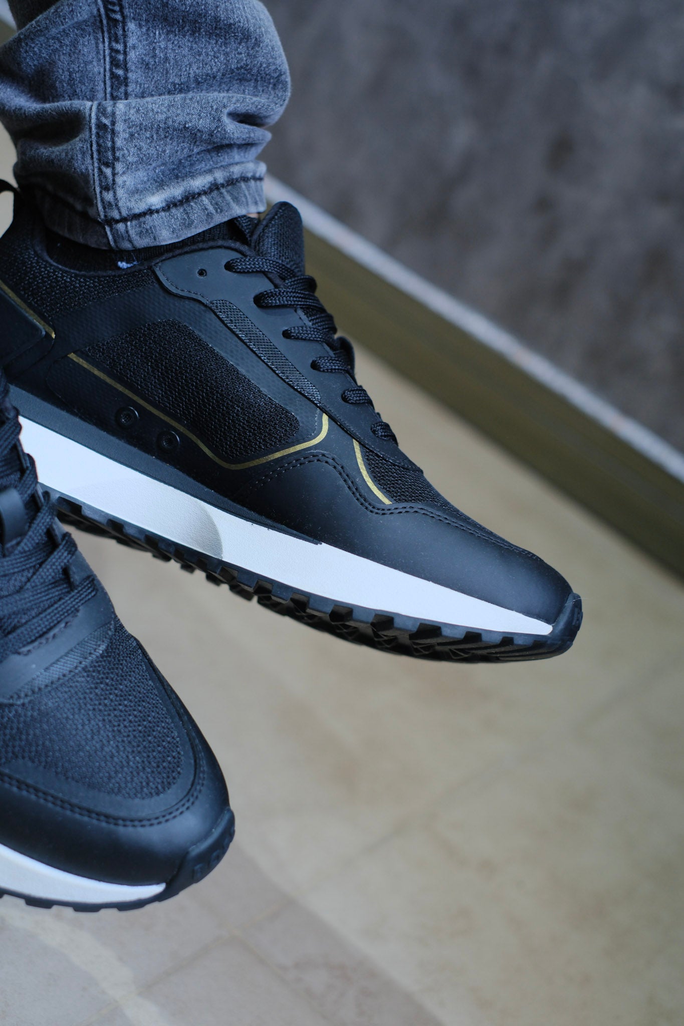 Tenis HUG Negros con Dorado